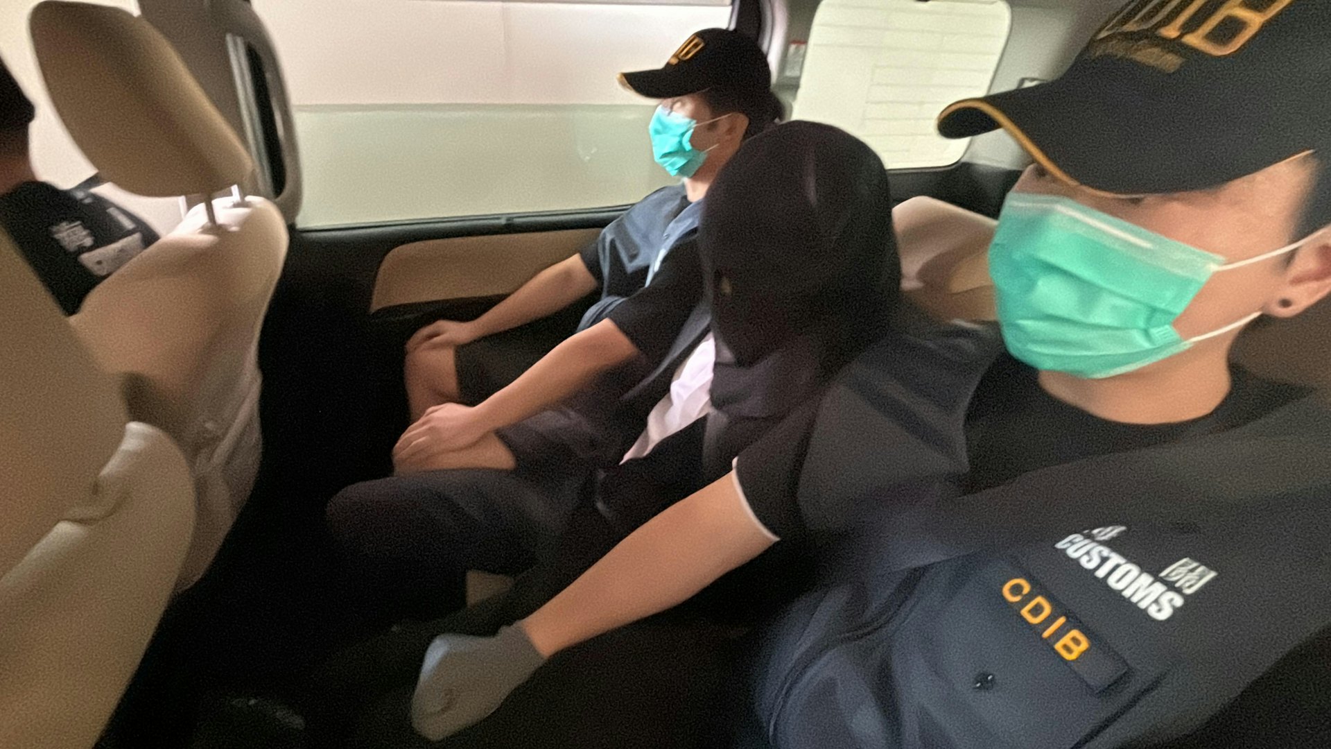 被捕男子28歲,報稱為私人補習導師,收取2千元報酬販運毒品。(陳浩然攝) 被捕男子28歲,報稱為私人補習導師,收取2千元報酬販運毒品。(陳浩然攝)