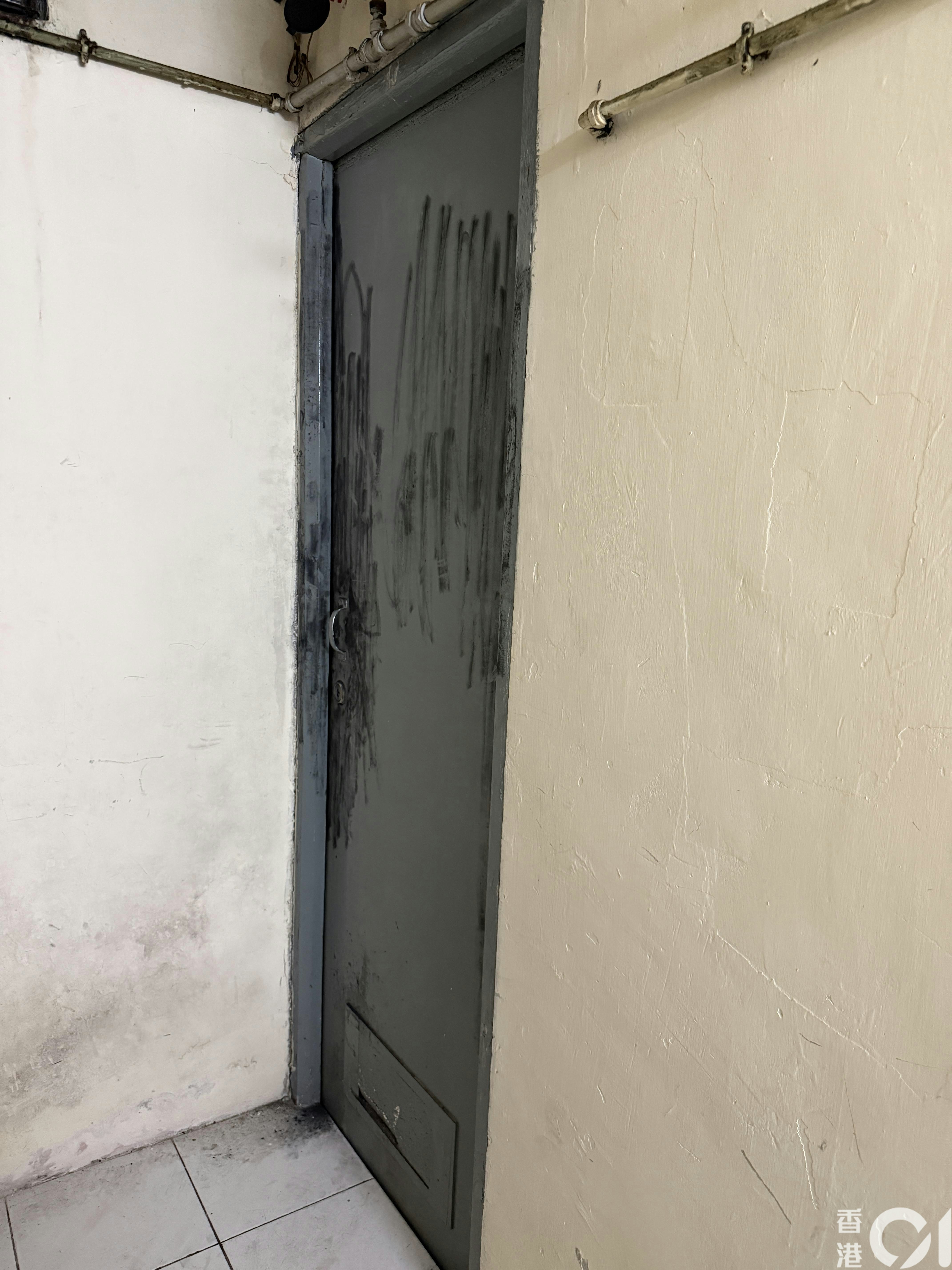 涉事單位大門曾被爆門。（羅日昇攝）