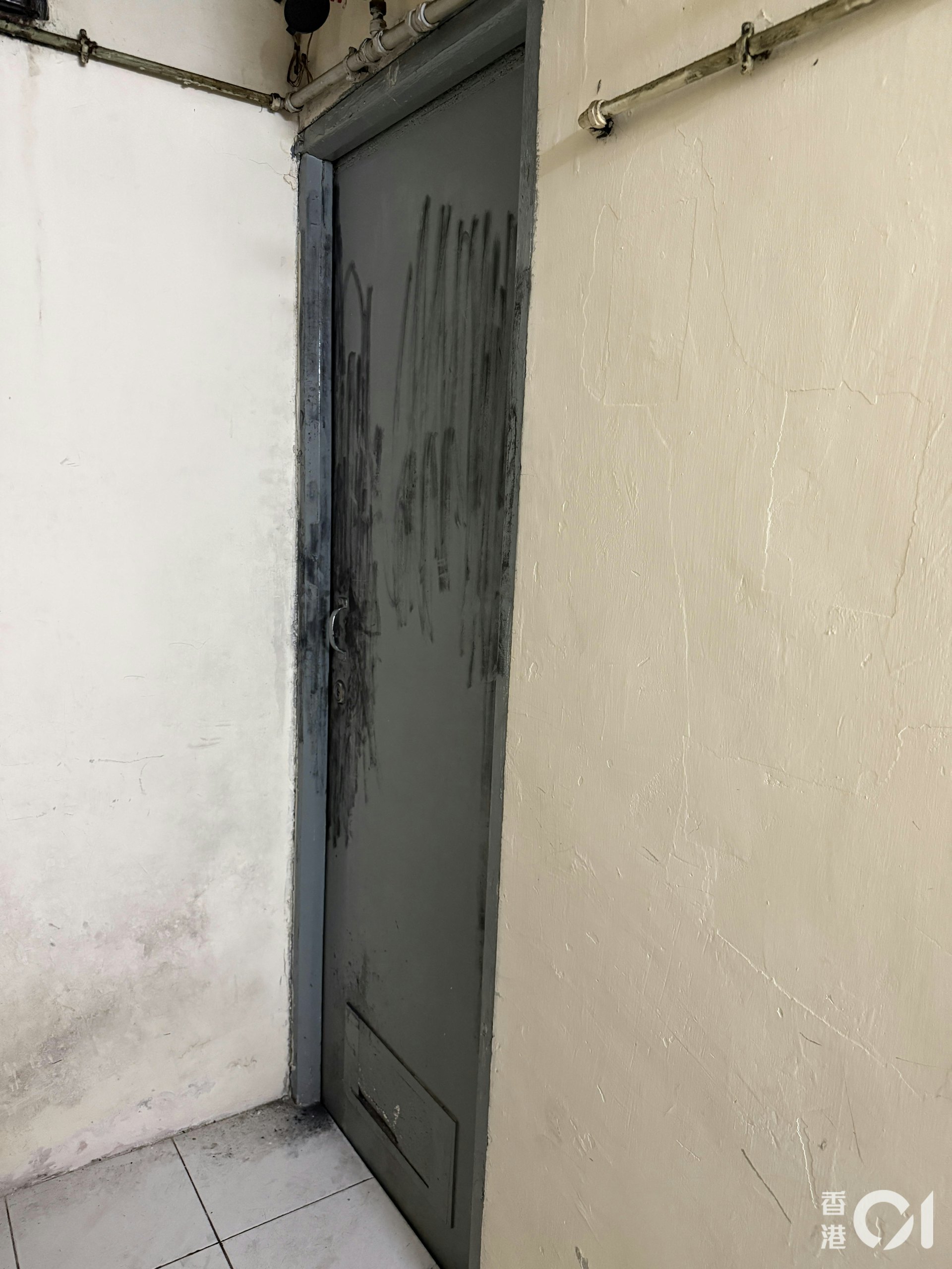 涉事單位大門曾被爆門。(羅日昇攝)