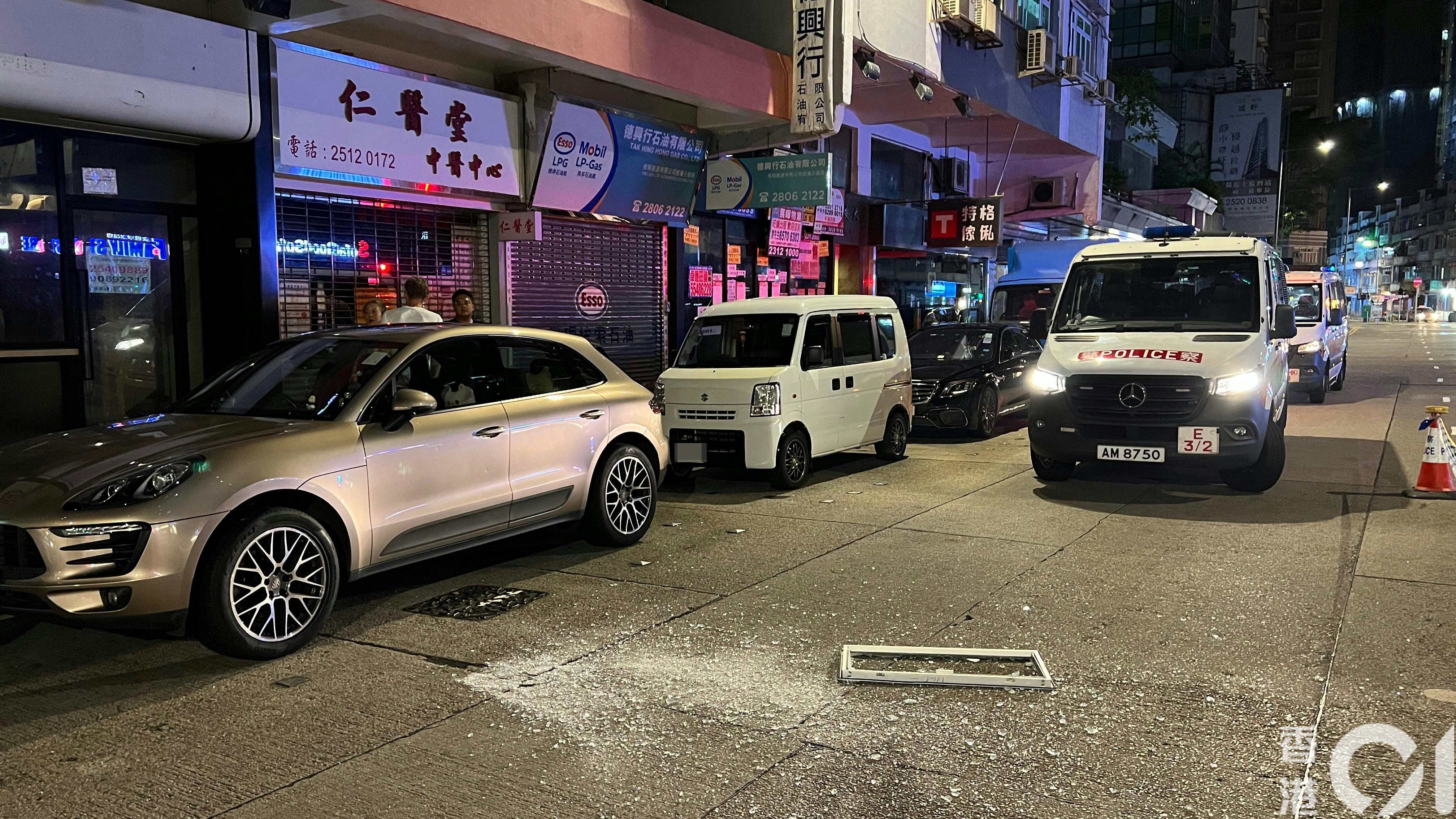 馬路遺下窗框，玻璃碎片散落一地。（李家傑攝）