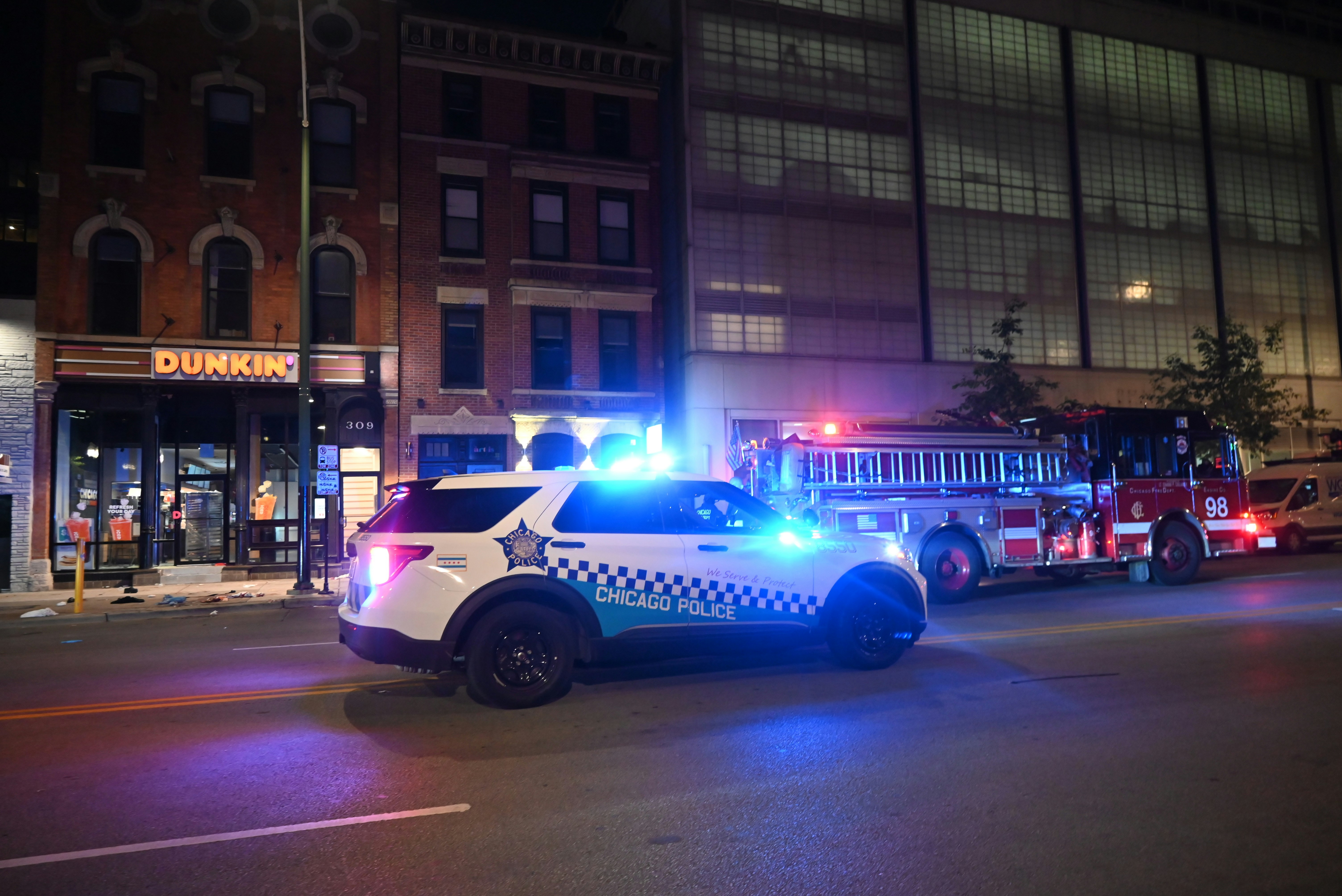 美國芝加哥夜店外槍擊至少4死14傷 3槍手駕車駛至朝人群開火
