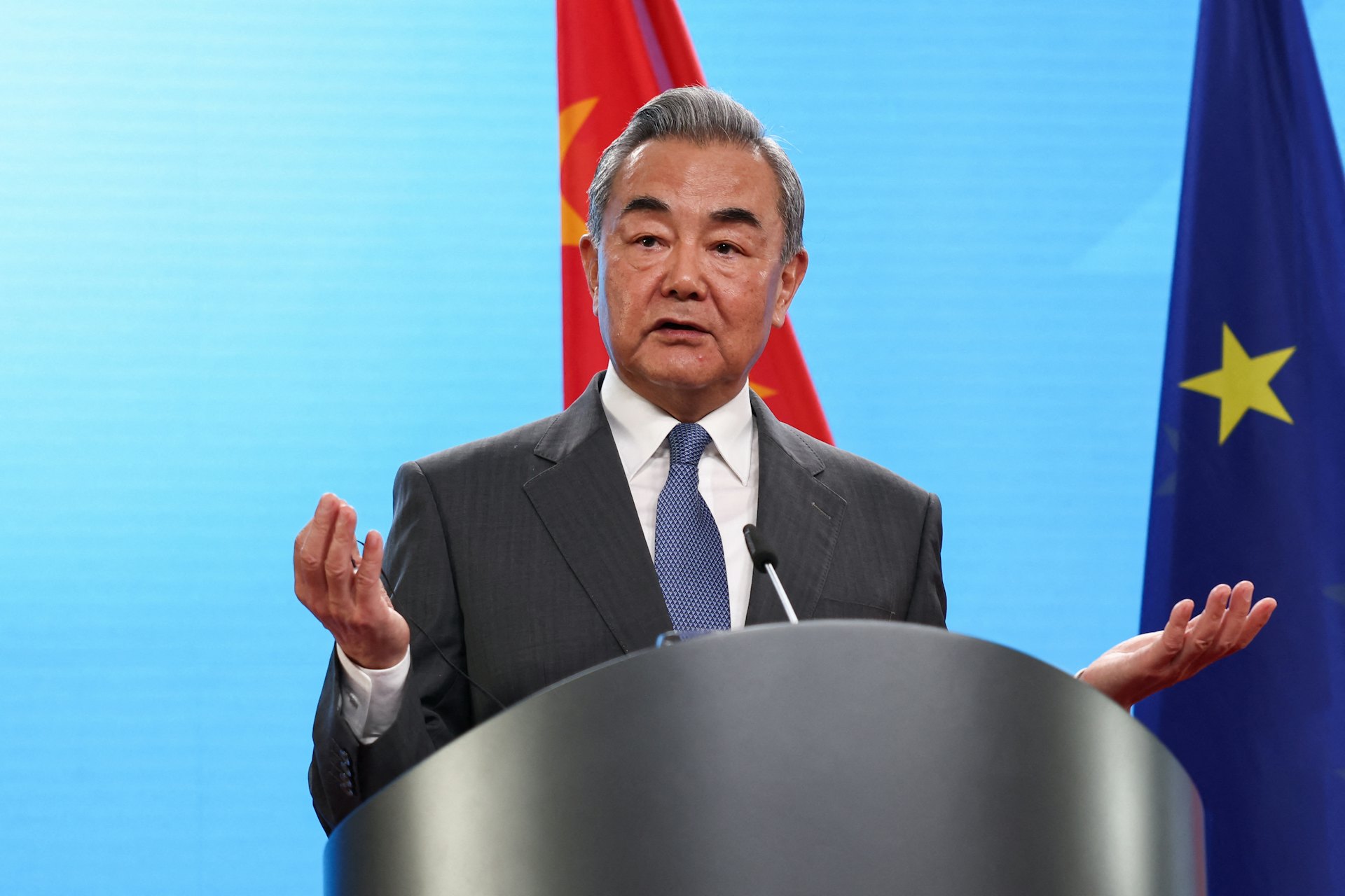 圖為2025年7月3日,中國外交部長王毅訪問柏林,與德國外長瓦德富爾(Johann Wadephul,不在圖中)共同出席記者會。(Reuters) 圖為2025年7月3日,中國外交部長王毅訪問柏林,與德國外長瓦德富爾(Johann Wadephul,不在圖中)共同出席記者會。(Reuters)