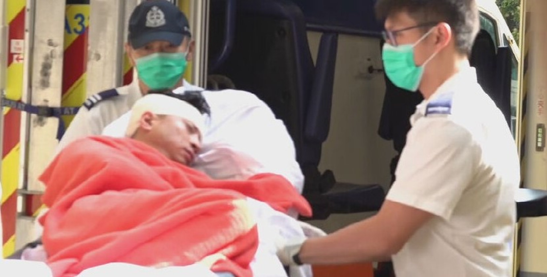 事主頭受傷流血,經包紮後送往院治理。 事主頭受傷流血,經包紮後送往院治理。
