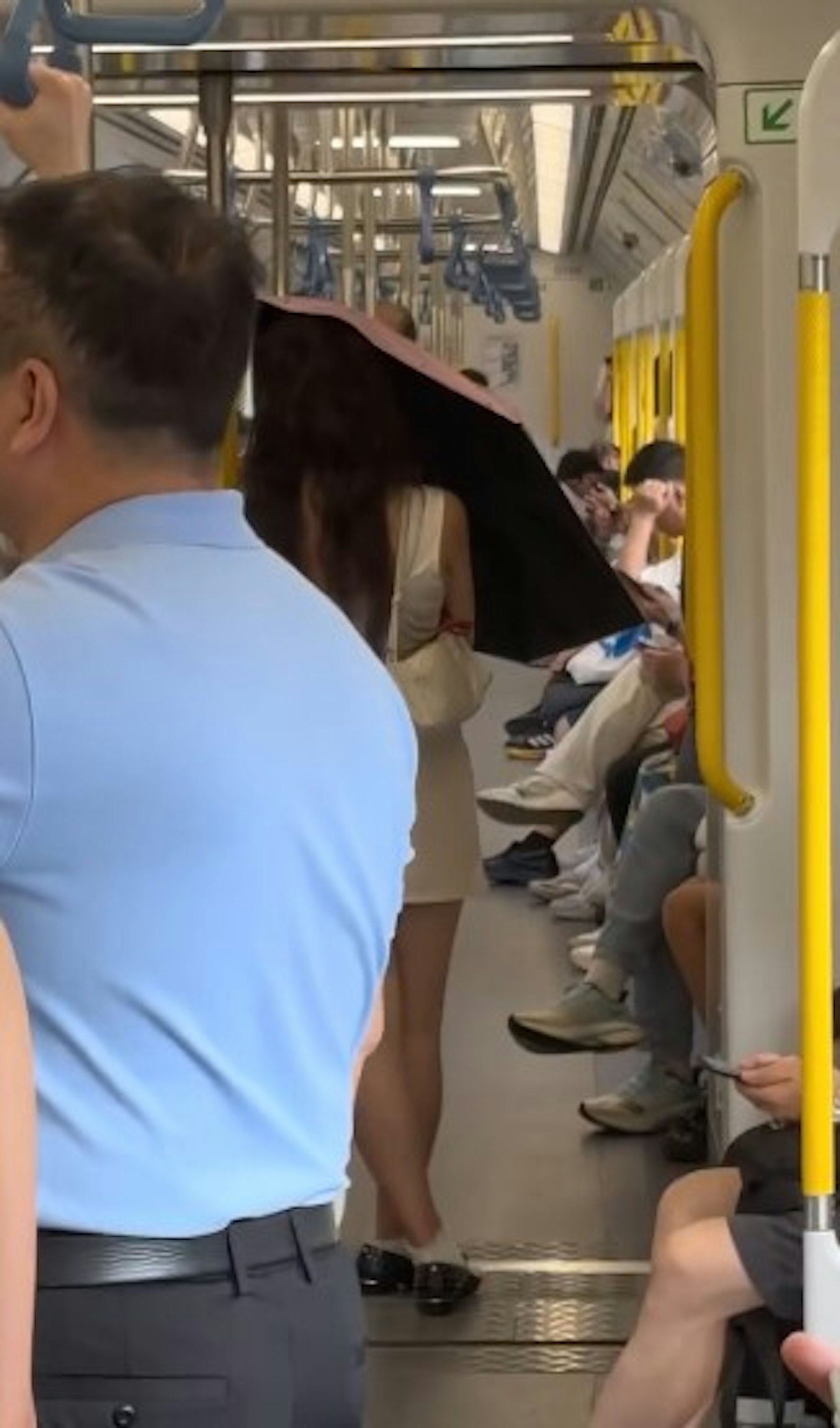 有港女搭乘港鐵時,目擊有長髮女乘客於車廂內「擔遮」,引來旁人側目。(threads影片截圖) 有港女搭乘港鐵時,目擊有長髮女乘客於車廂內「擔遮」,引來旁人側目。(threads影片截圖)
