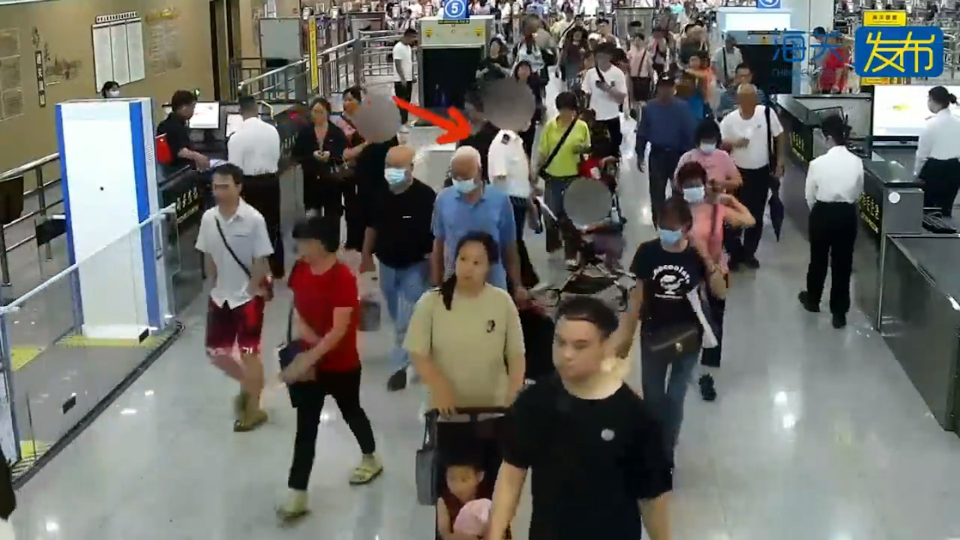 一對男女手推BB車過關。(海關發布)