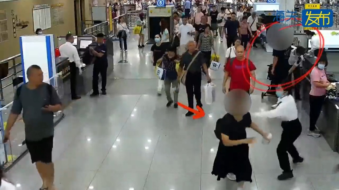 一對男女手推BB車過關。(海關發布)