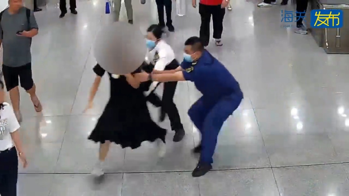 女子不顧孩子拔腿就跑。（海關發布）