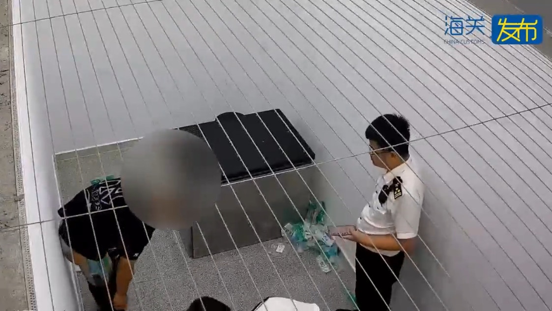 二人在雙腿處、腰腹處和胸口處綁藏大量舊手機。（海關發布）