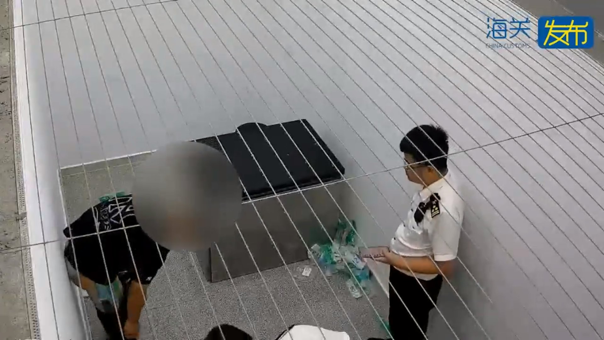 二人在雙腿處、腰腹處和胸口處綁藏大量舊手機。(海關發布)