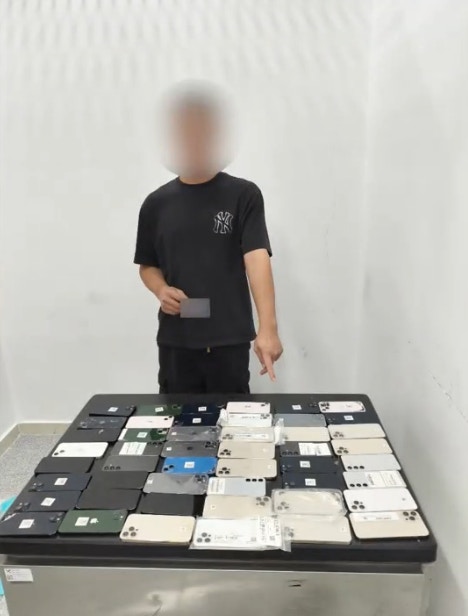 二人在雙腿處、腰腹處和胸口處綁藏大量舊手機。（海關發布）