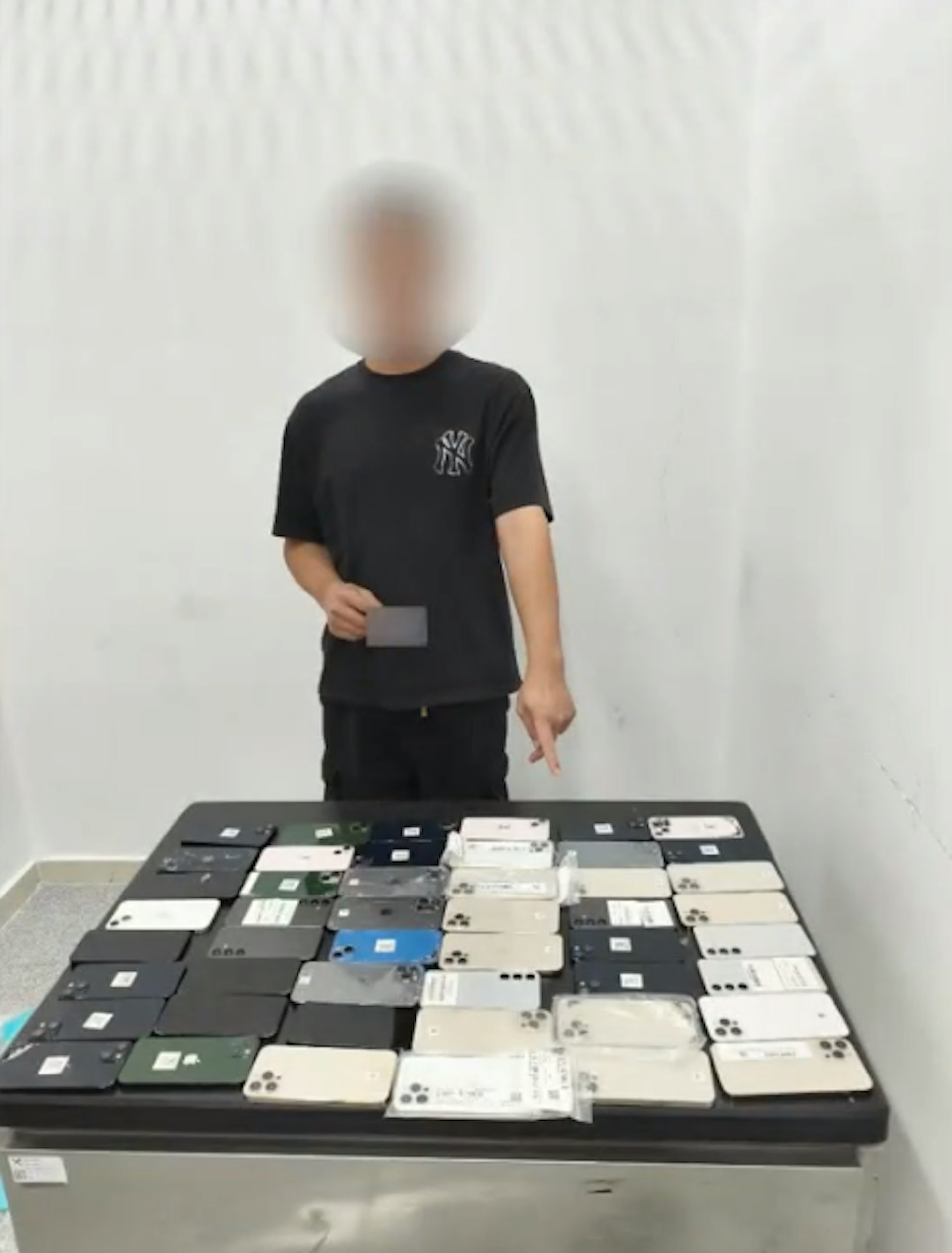 二人在雙腿處、腰腹處和胸口處綁藏大量舊手機。(海關發布)