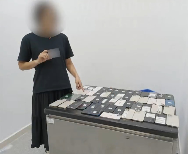 二人在雙腿處、腰腹處和胸口處綁藏大量舊手機。（海關發布）