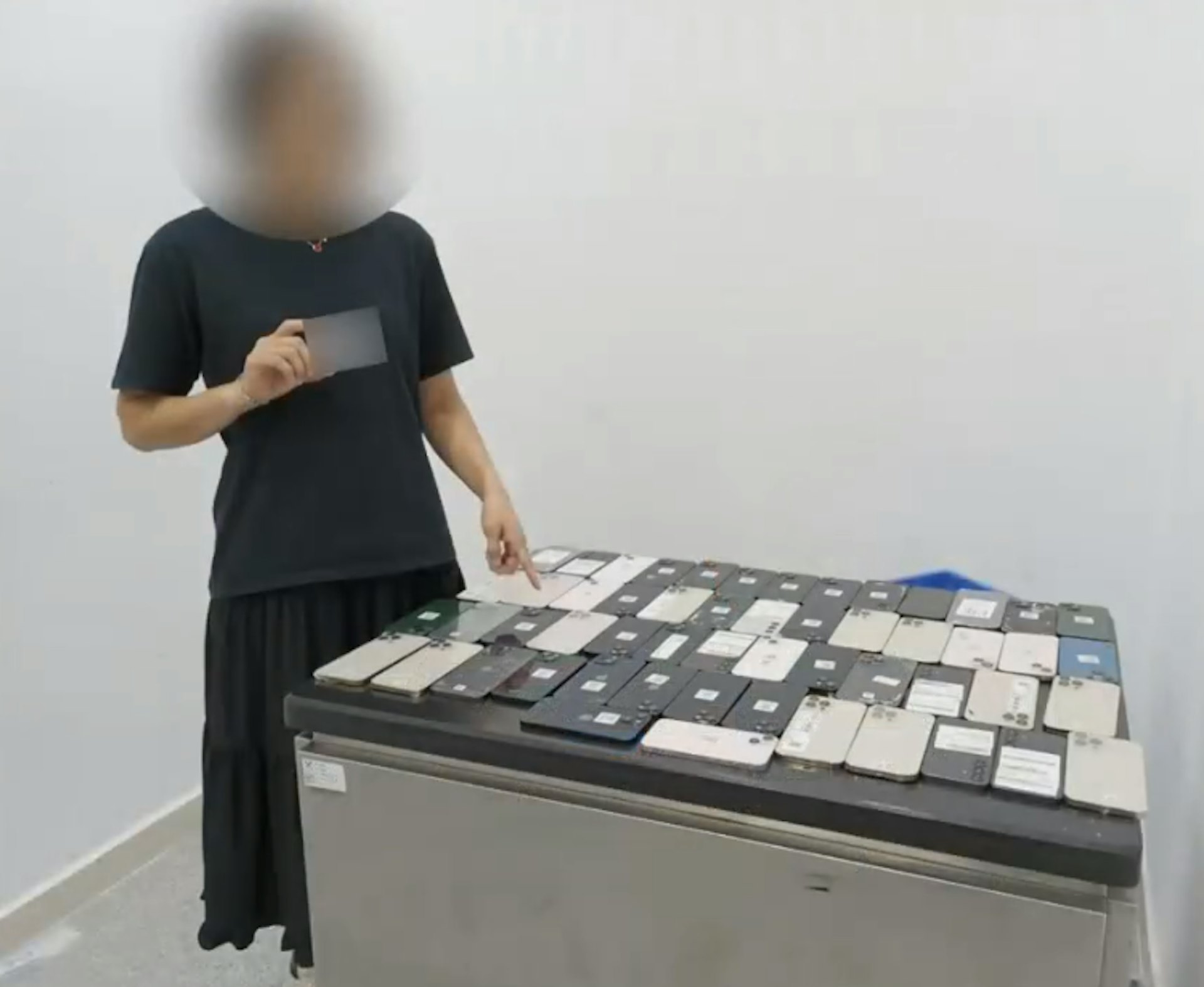 二人在雙腿處、腰腹處和胸口處綁藏大量舊手機。(海關發布)