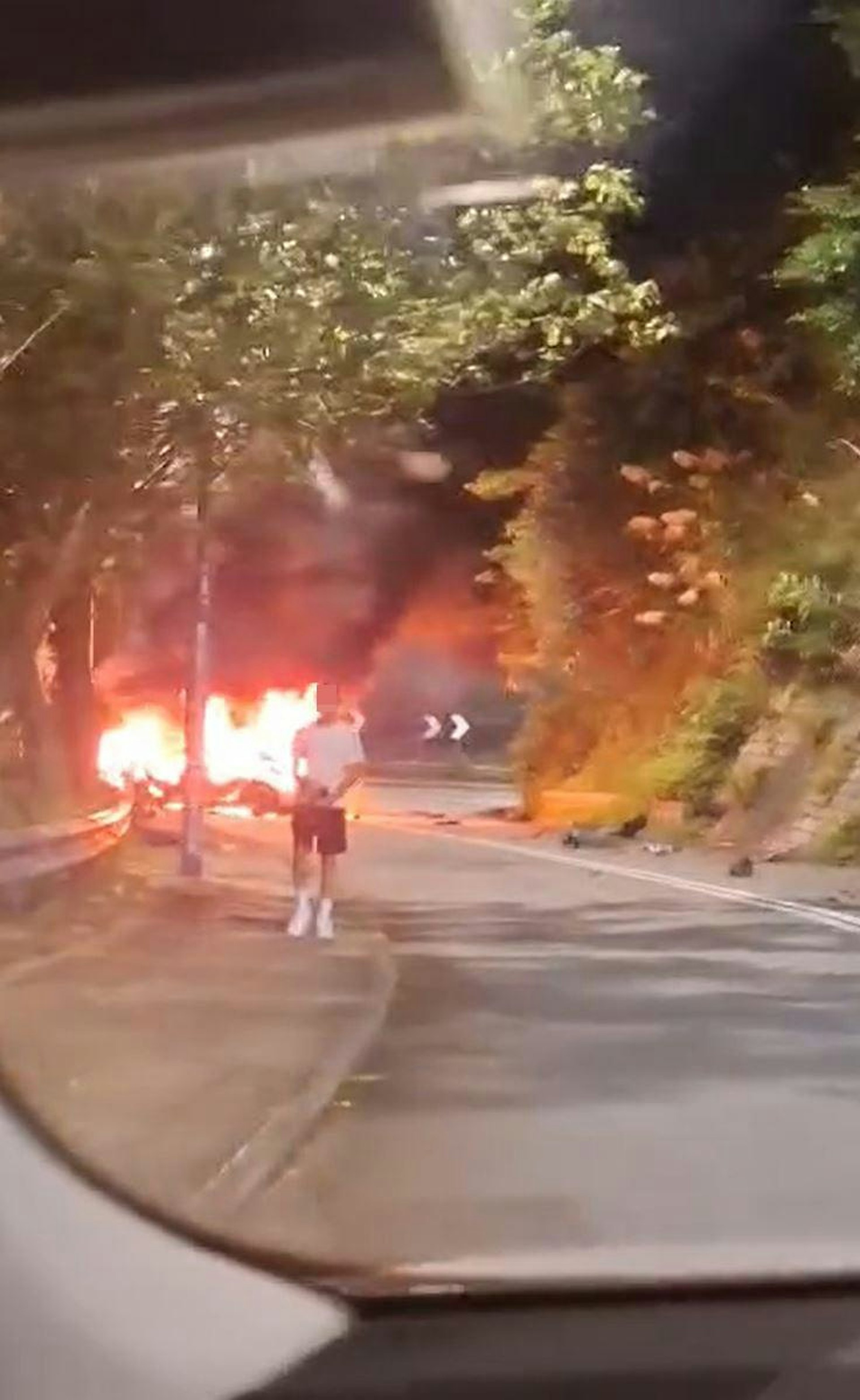 私家車陷入火海,一名女子驚呼「X!What the fxxk!成架車燒咗 」,一名外籍男子站在行人路。(facebook專頁「香港公共交通智庫」影片截圖)