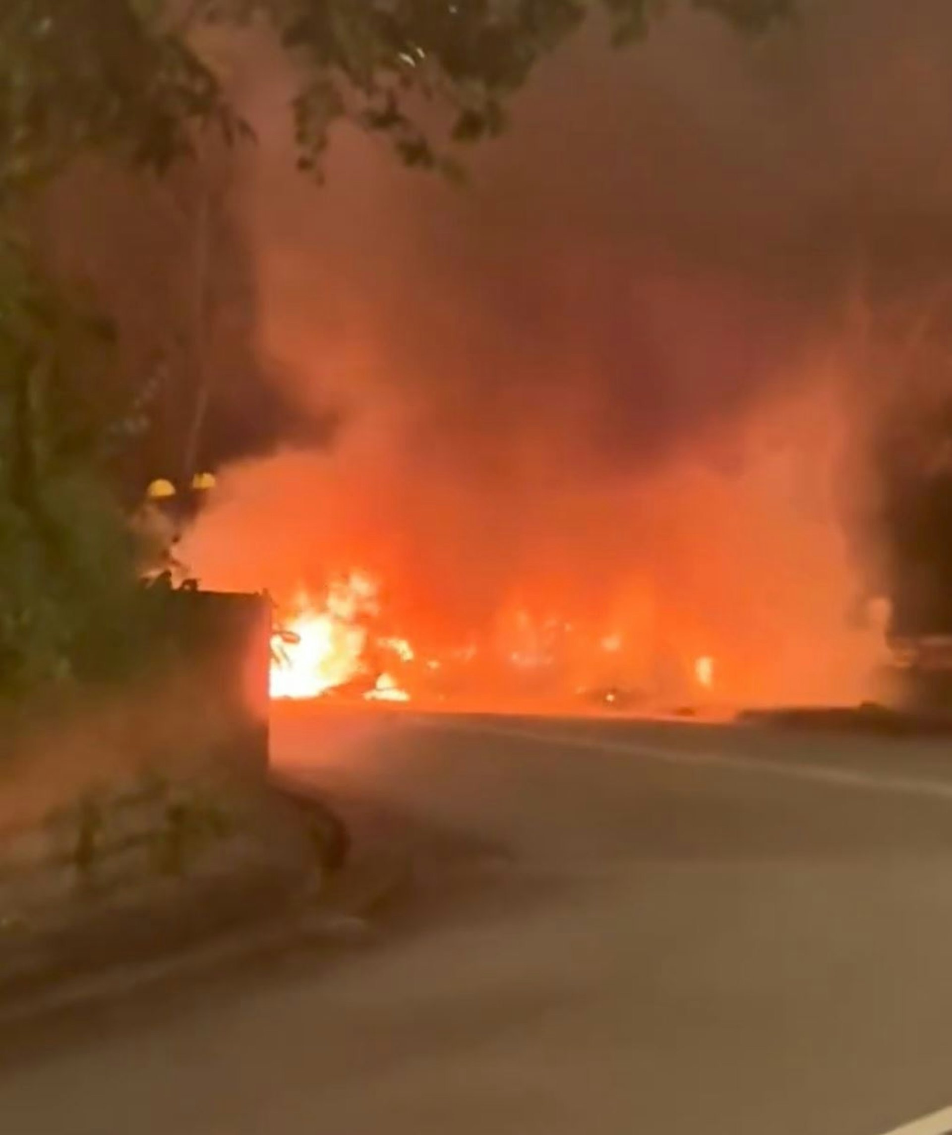 私家車火光熊熊。(facebook專頁「香港公共交通智庫」影片截圖)