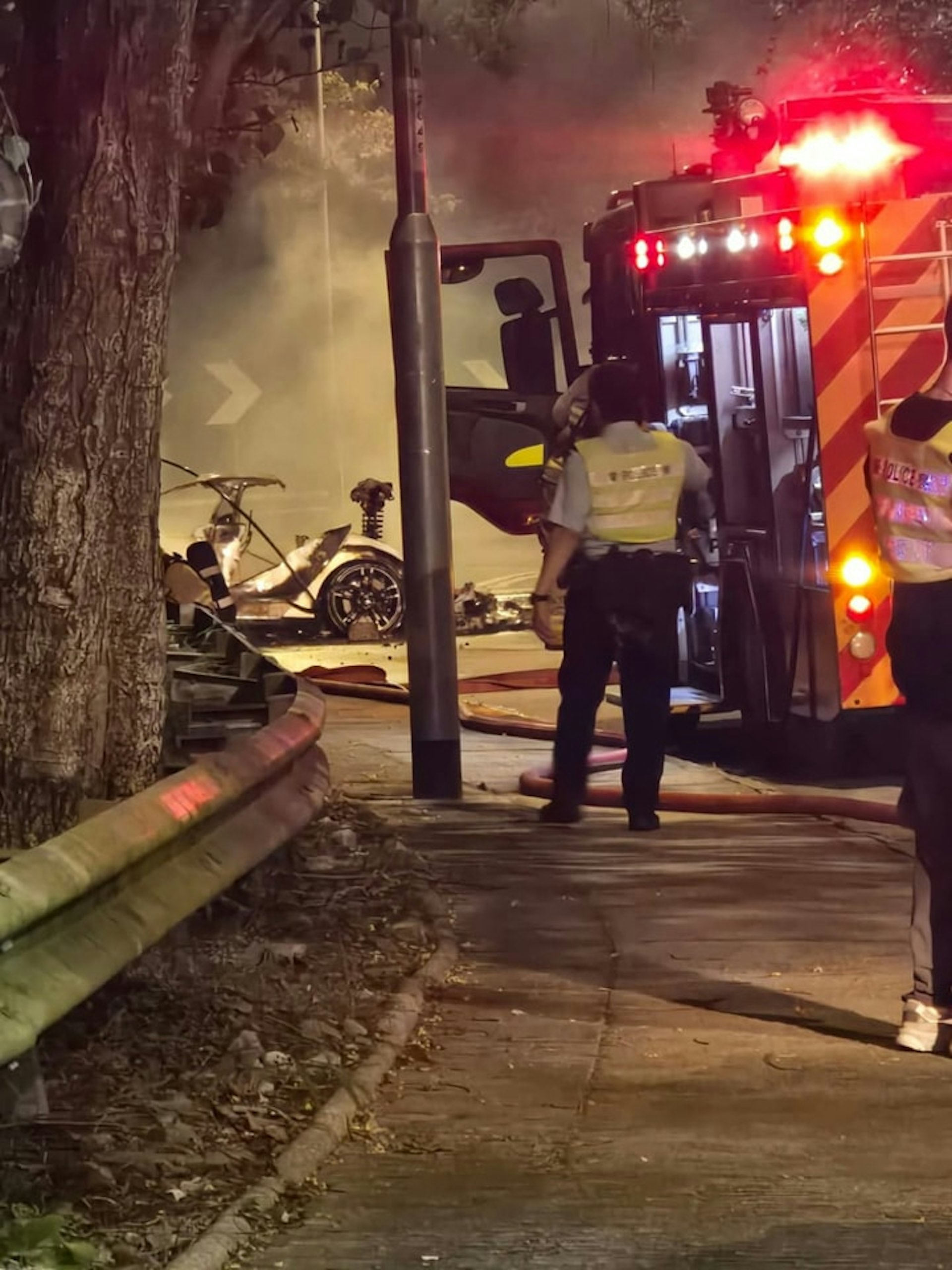 全車事後儼如廢鐵,燒剩支架。(facebook專頁「香港公共交通智庫」圖片)