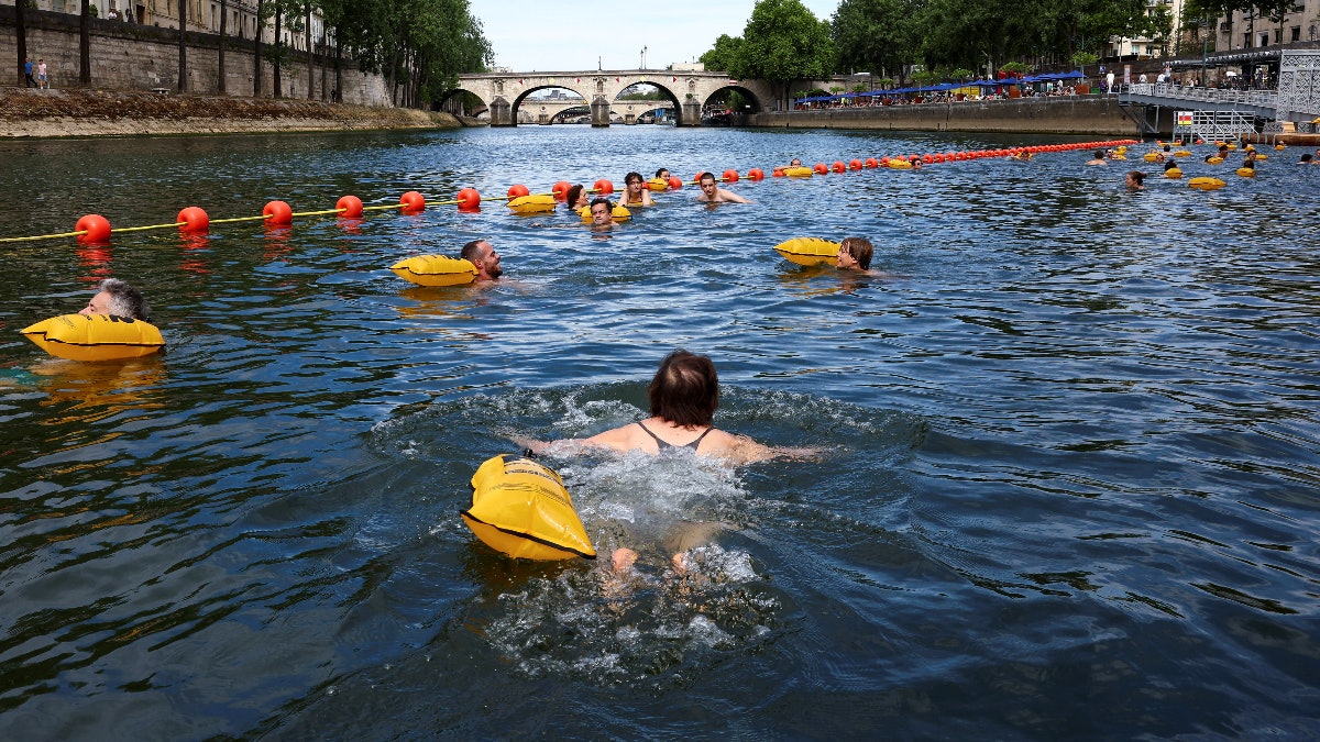 自1923年来首次 法国巴黎塞纳河开放给民众游泳 自1923年来首次 法国巴黎塞纳河开放给民众游泳