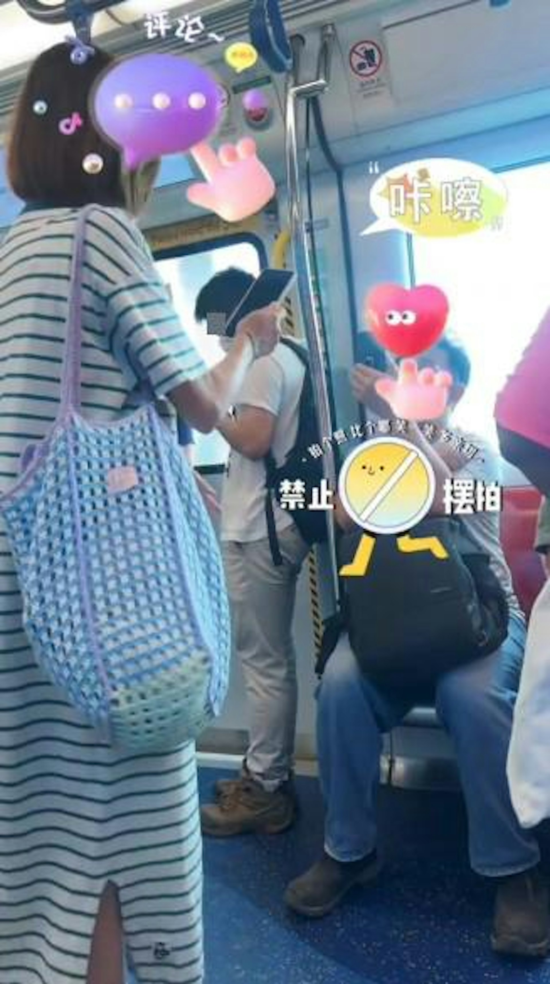 有女乘客不滿上車時被1名揹着大背囊的男子撞到手上的手機,大聲怒罵男子,兩人在車廂內互拍。(Threads影片截圖)