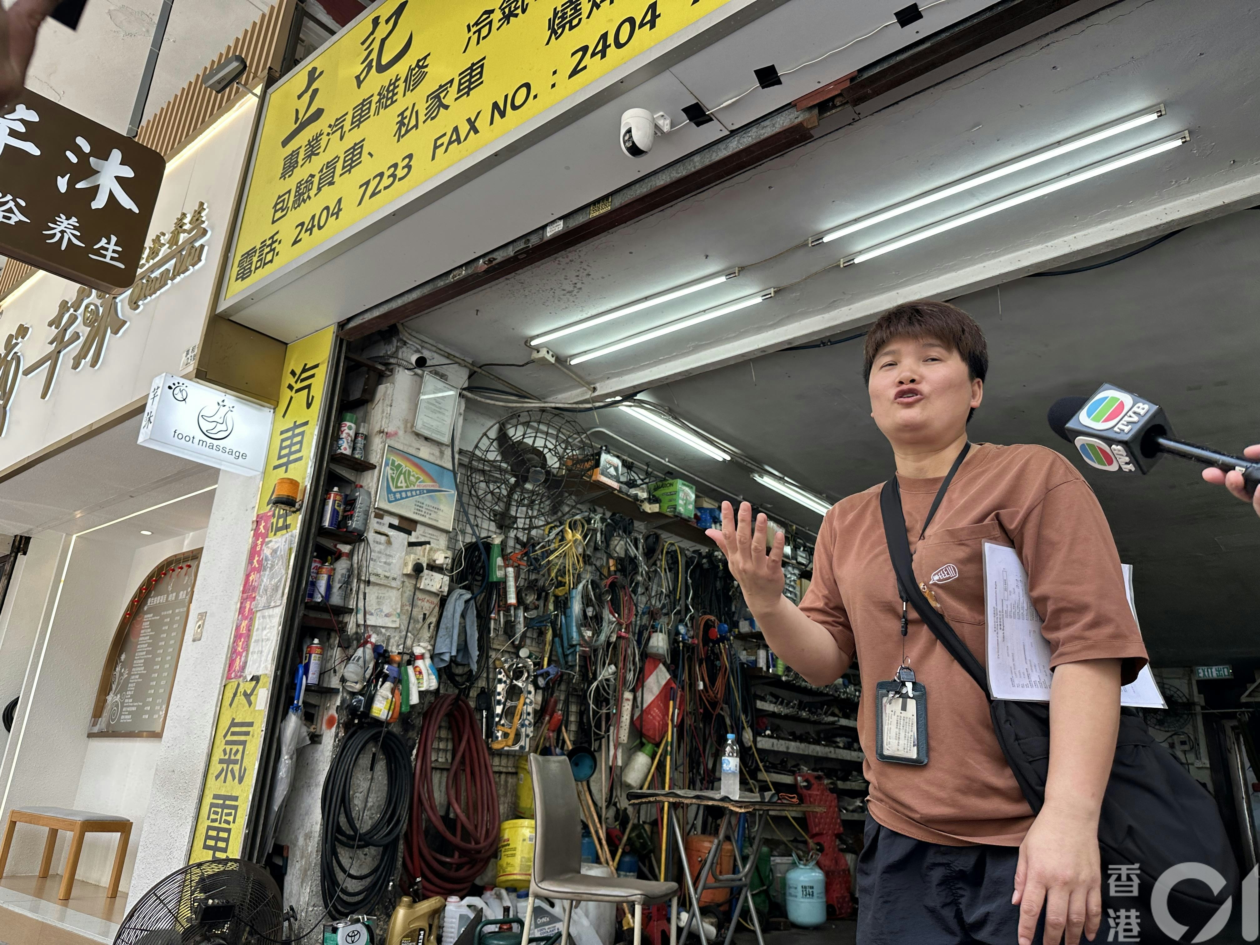 老闆娘黃太受訪指爭錶位事件全港都有，會教育伙記「唔好咁易嬲」。（黃學潤攝）