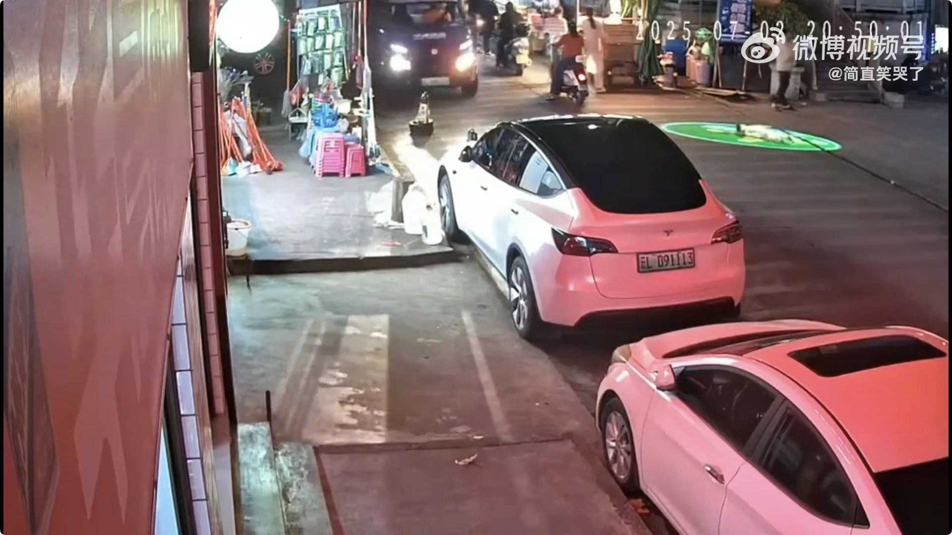 男童躺在地上後，貨車響咹並打燈左轉緩緩駛來。（影片截圖）