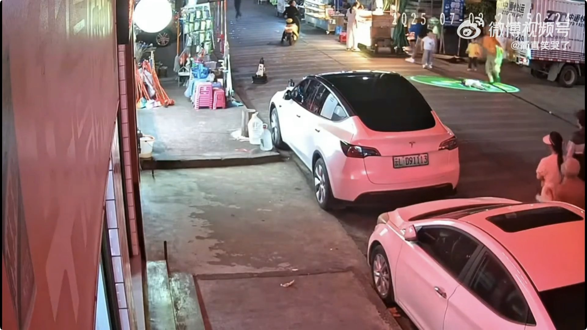 司機（橙衣者）落車查看後，立即大聲呼喊「快打120，誰家小孩啊」。（影片截圖）