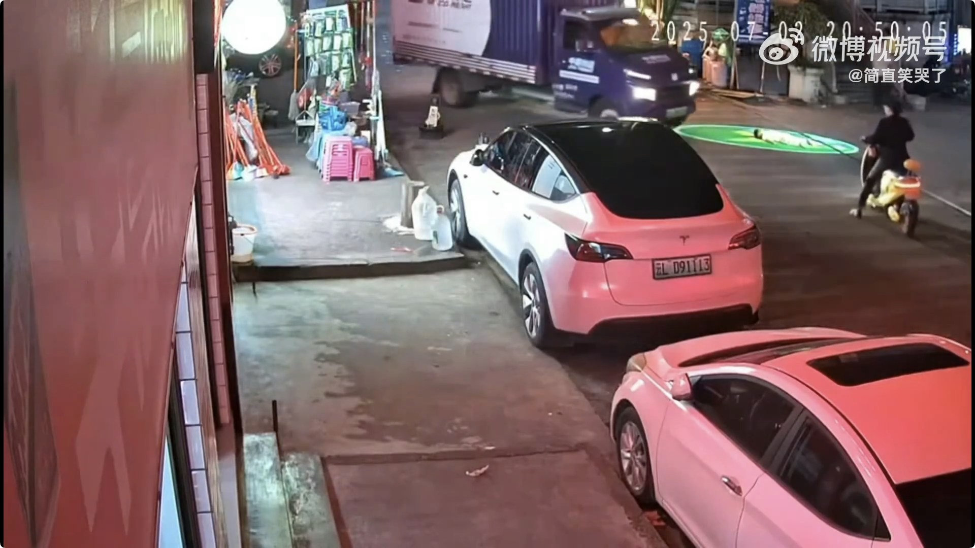 貨車在路口轉左，騎電動單車的女子立即停車避讓。（影片截圖）