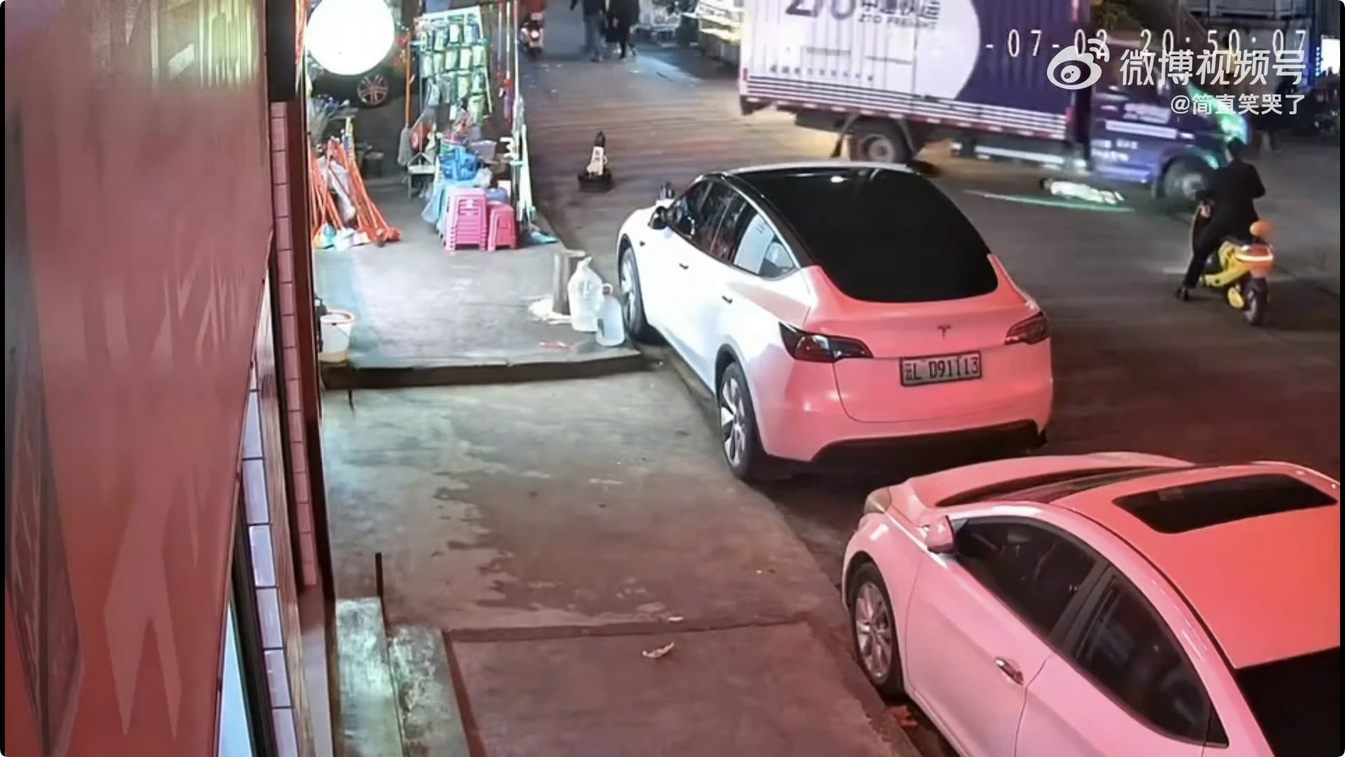 貨車左轉時,車輛前輪與幼童身體錯開。(影片截圖)