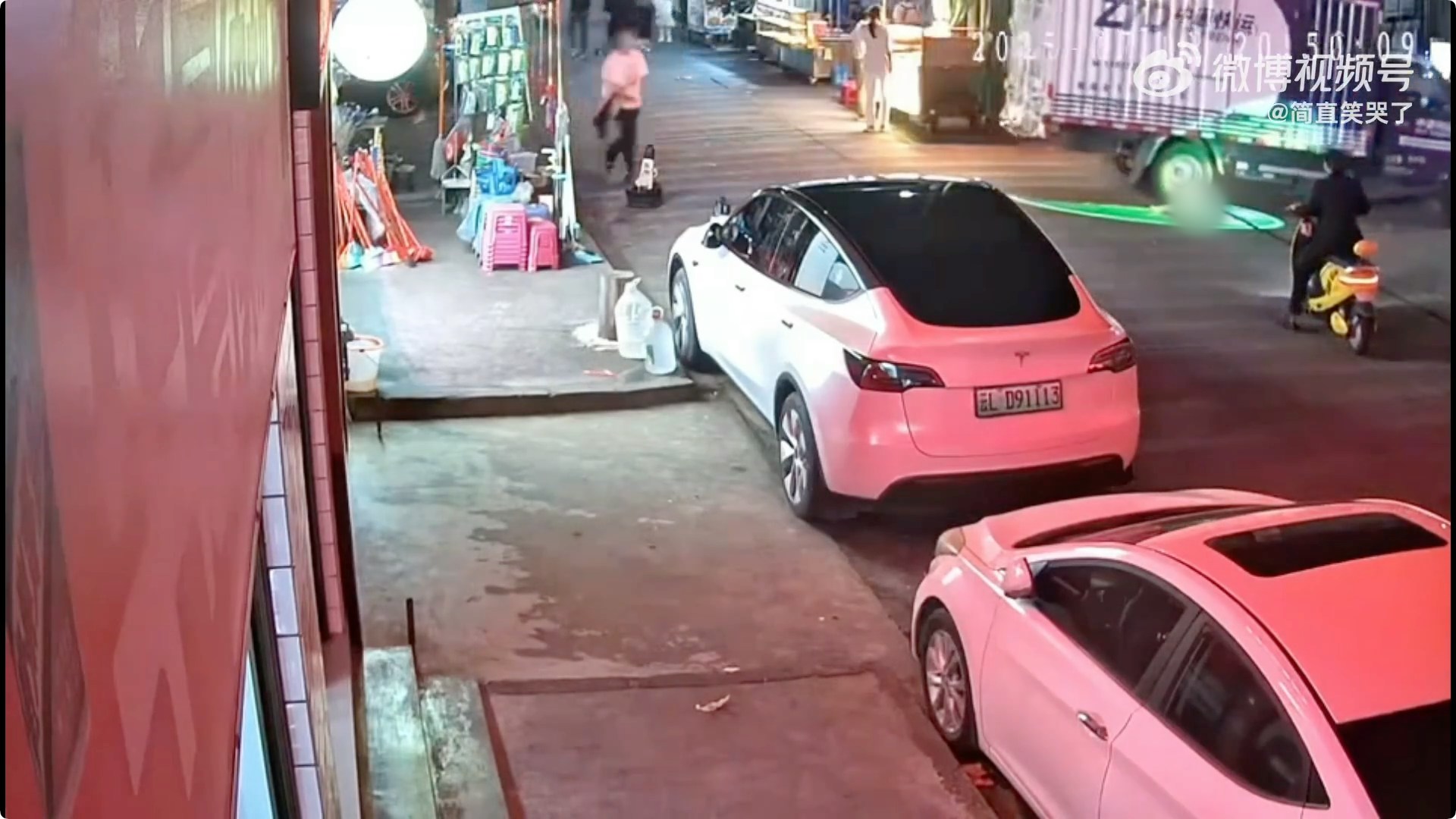 貨車右後輪從男童身上輾過。（影片截圖）