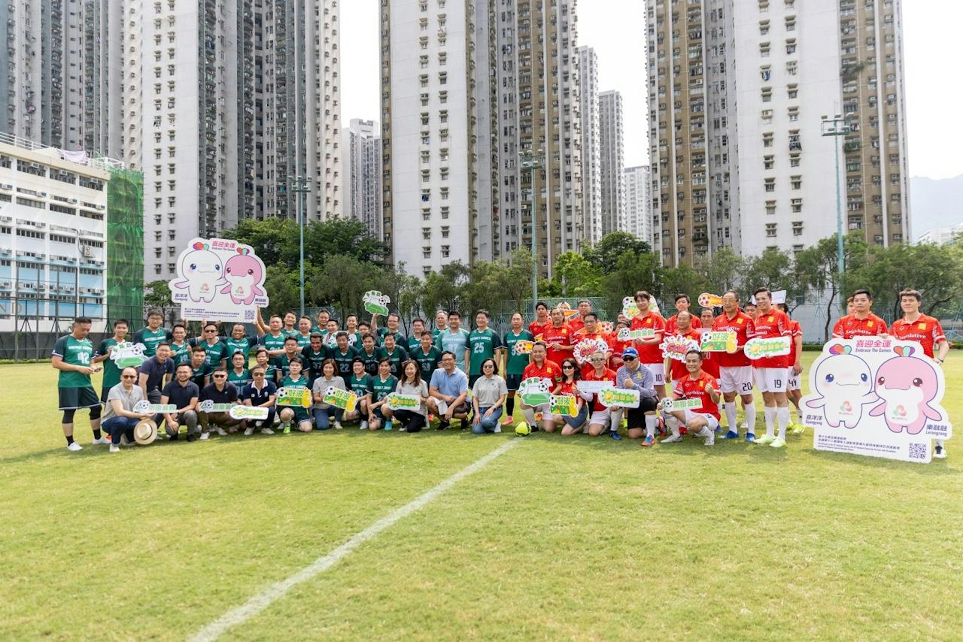 立法會足球隊今日(6日)與區議會舉行足球友誼賽。(梁鵬威攝) 立法會足球隊今日(6日)與區議會舉行足球友誼賽。(梁鵬威攝)