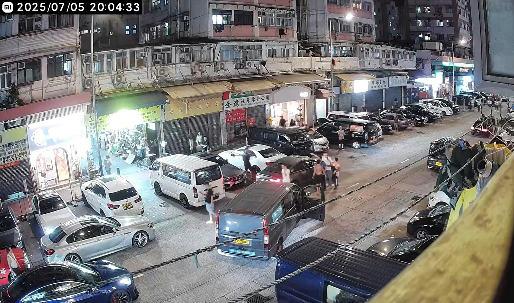 就網上片段可見，當時白色客貨車正倒車駛出車房。(網上片段截圖)