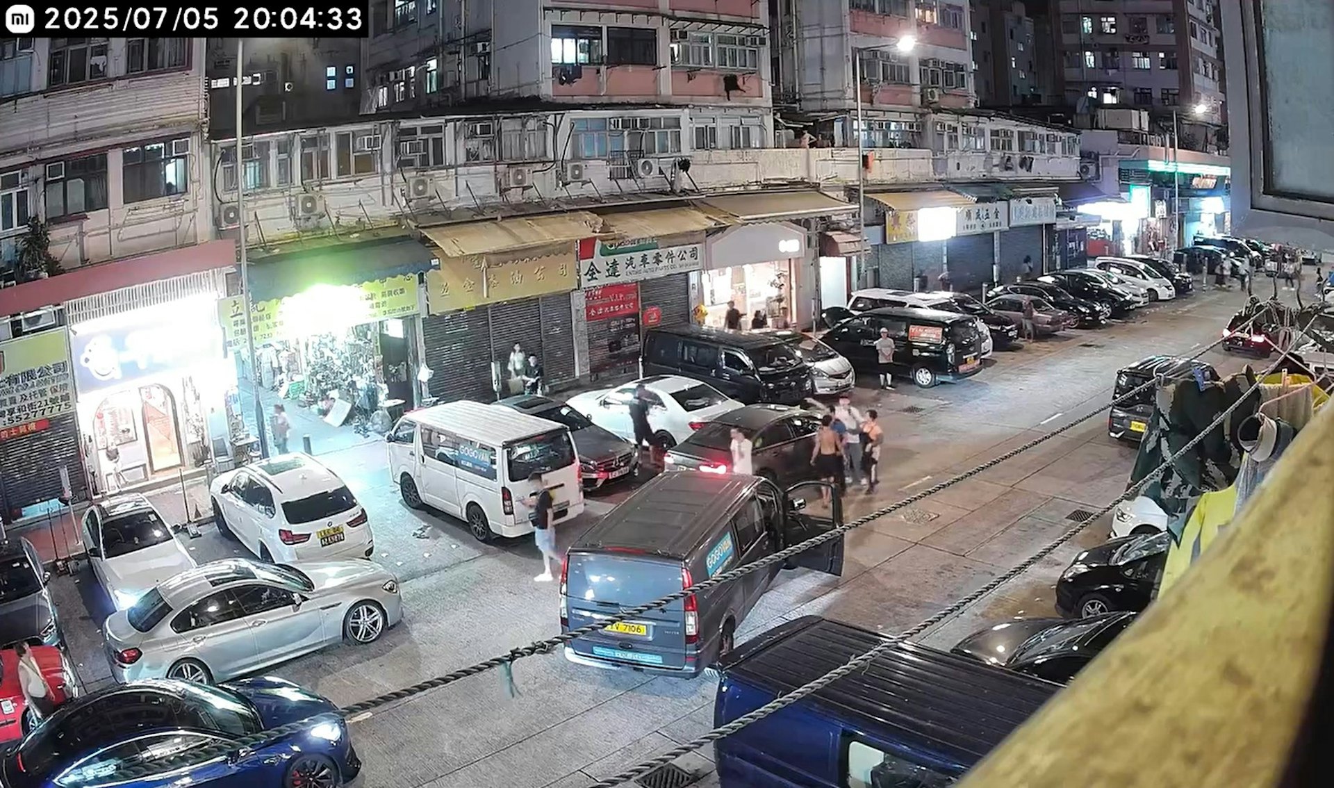 就網上片段可見,當時白色客貨車正倒車駛出車房。(網上片段截圖)