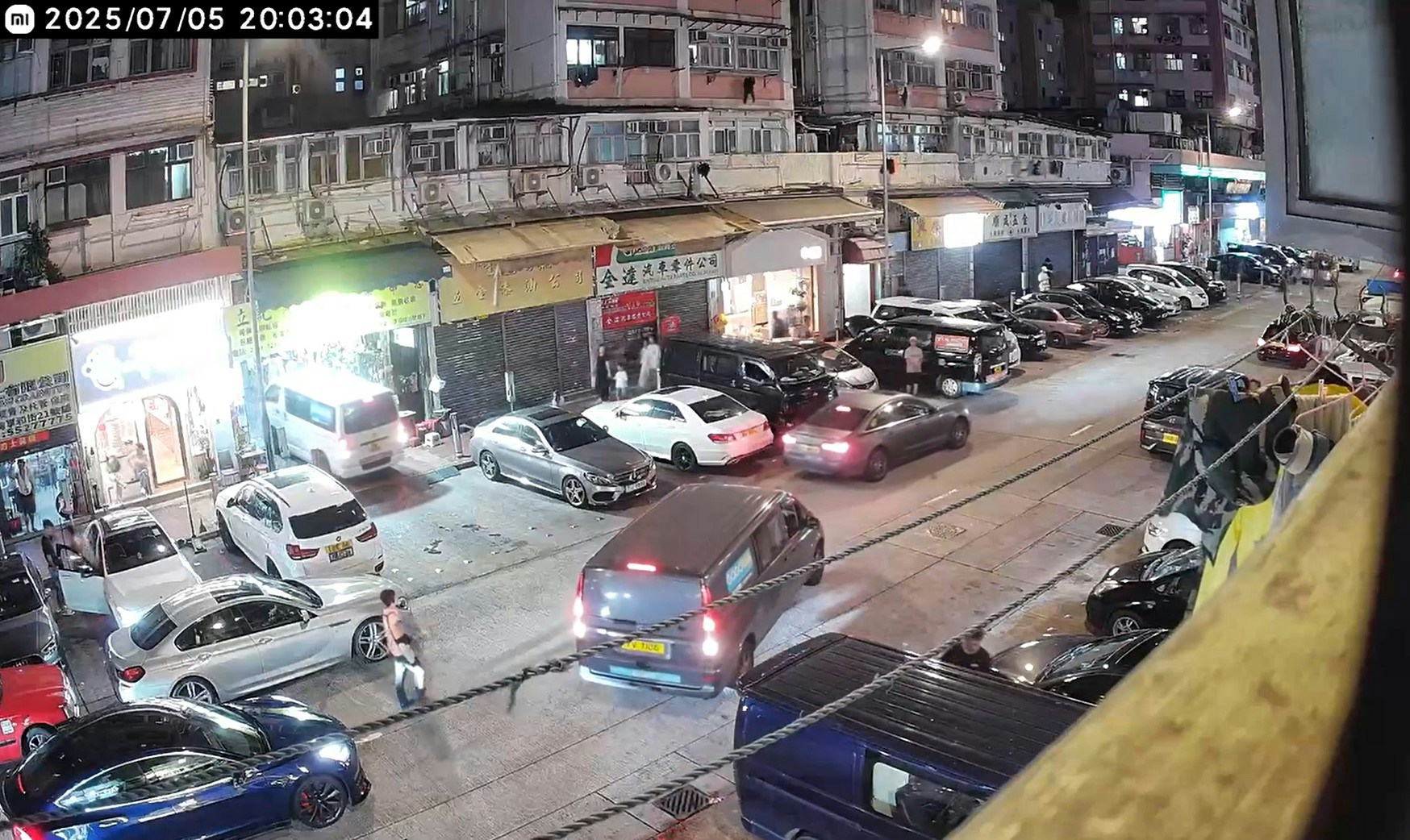 就網上片段可見，當時白色客貨車正倒車駛出車房。深色客貨車則駛出讓路。(網上片段截圖)