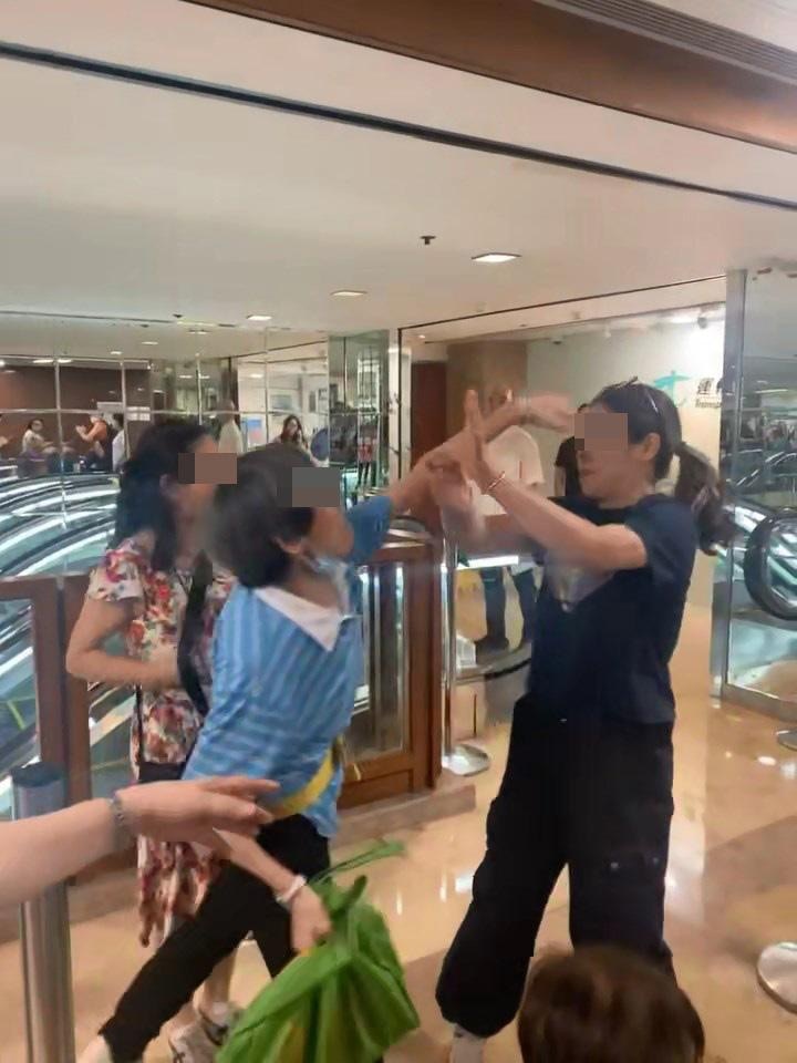 阿婆激動大力伸出左手攻擊黑衣女頭部。（adonis_the_explorer／Threads影片截圖）