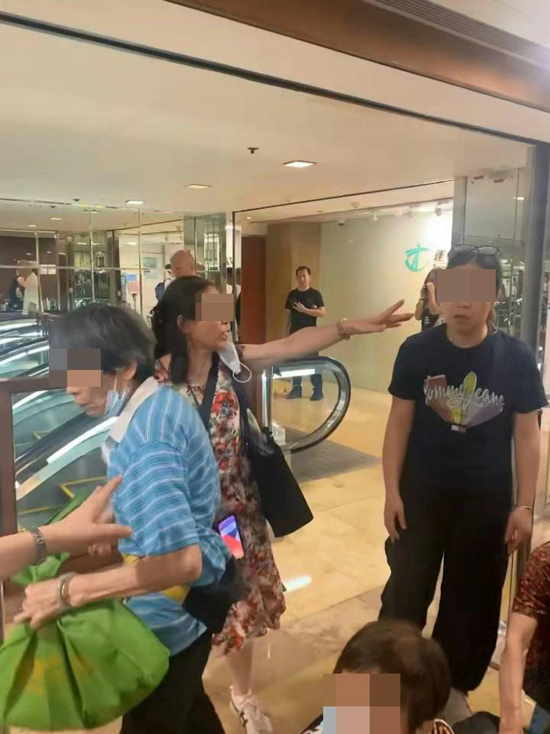 與阿婆一同指罵黑衣女的大媽見狀制止阿婆,阿婆與黑衣女隨後轉身移開。(adonis_the_explorer/Threads影片截圖)
