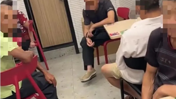 老人聚集漢堡店霸位嘆冷氣 江西商家訴苦影響生意:趕也趕不走 老人聚集漢堡店霸位嘆冷氣 江西商家訴苦影響生意:趕也趕不走