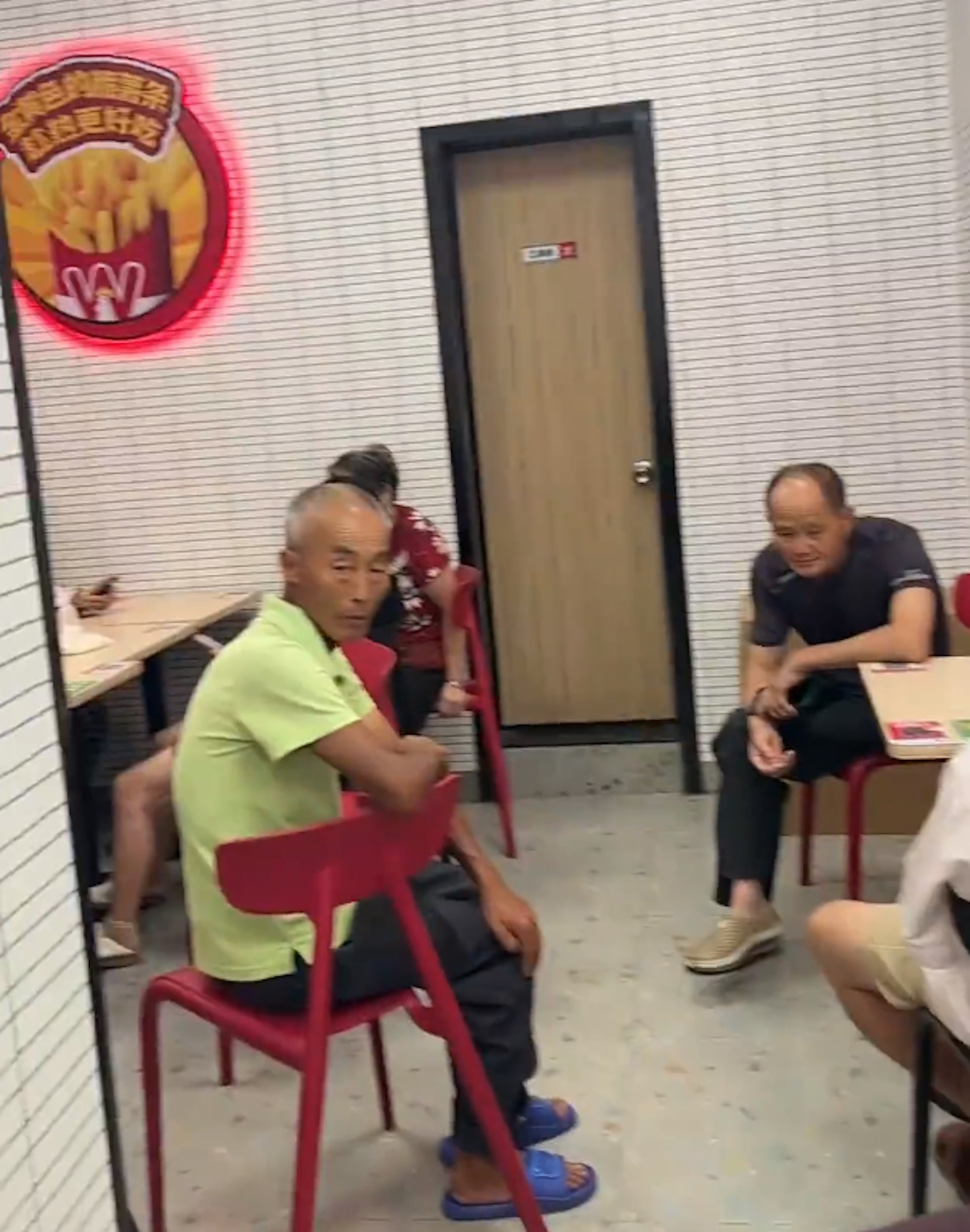 江西一家漢堡店內坐滿了霸位嘆冷氣的老人家。 江西一家漢堡店內坐滿了霸位嘆冷氣的老人家。