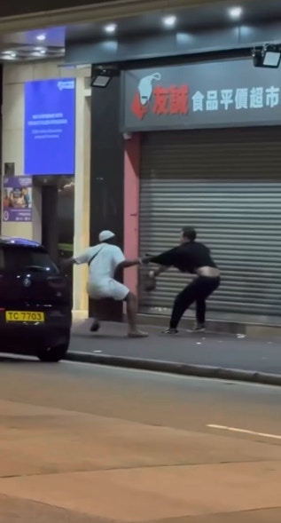 網上流傳一條5秒片段，可見一名非裔男子與一名黑衣男，在長沙灣青山道一間超市外糾纏。（網上影片截圖）