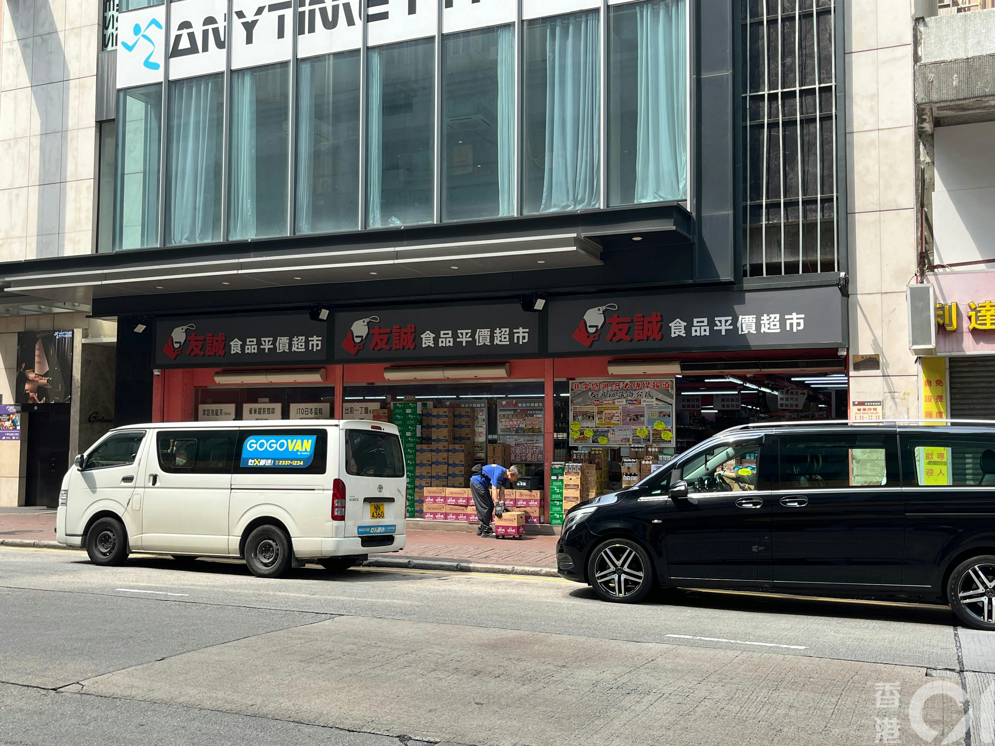 兩名非華裔男子在青山道一間超市外糾纏。超市職員表示不清楚事件，指暫未有警員前來了解。（蘇樂瑤攝）