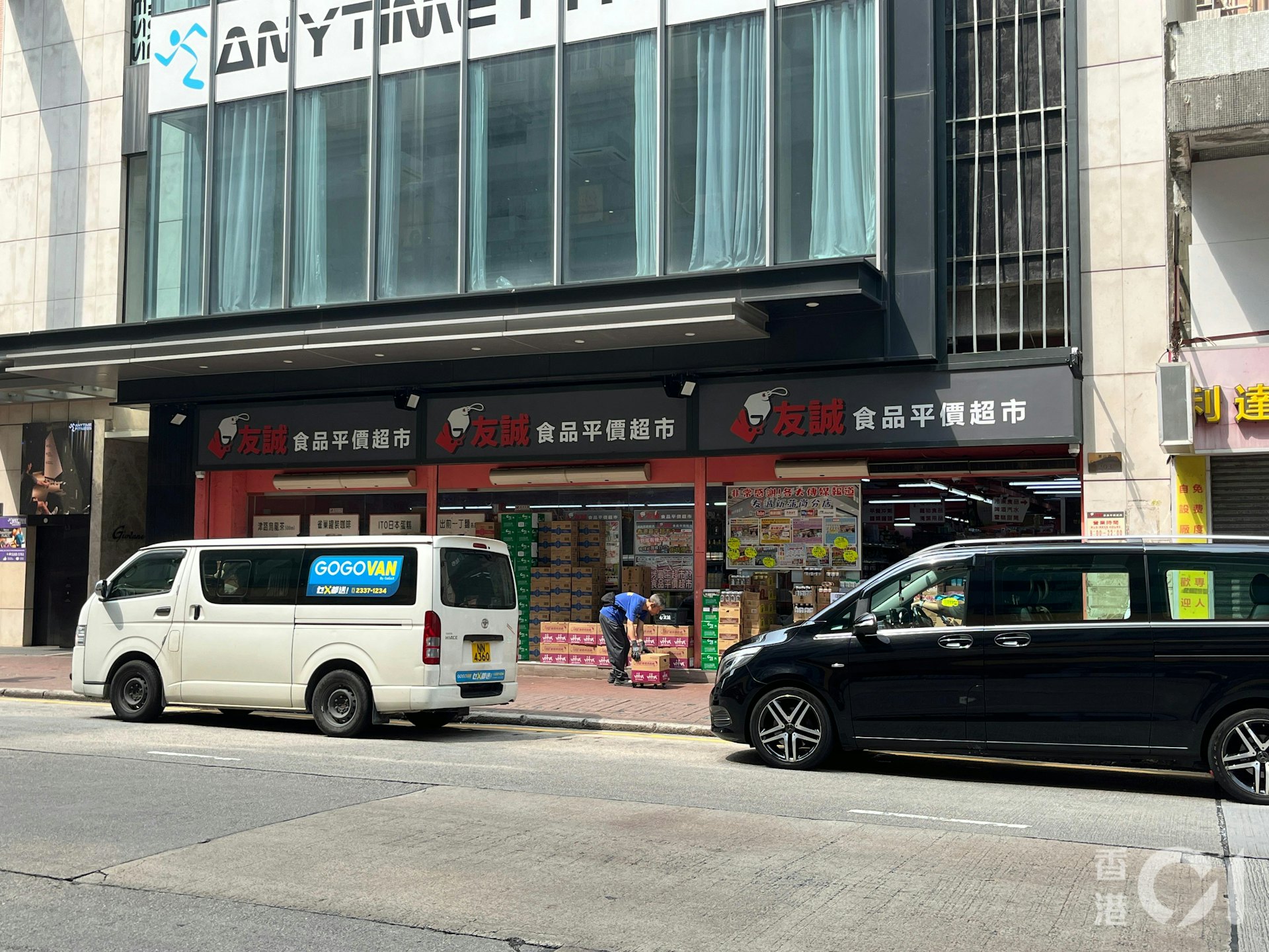 兩名非華裔男子在青山道一間超市外糾纏。超市職員表示不清楚事件,指暫未有警員前來了解。(蘇樂瑤攝)