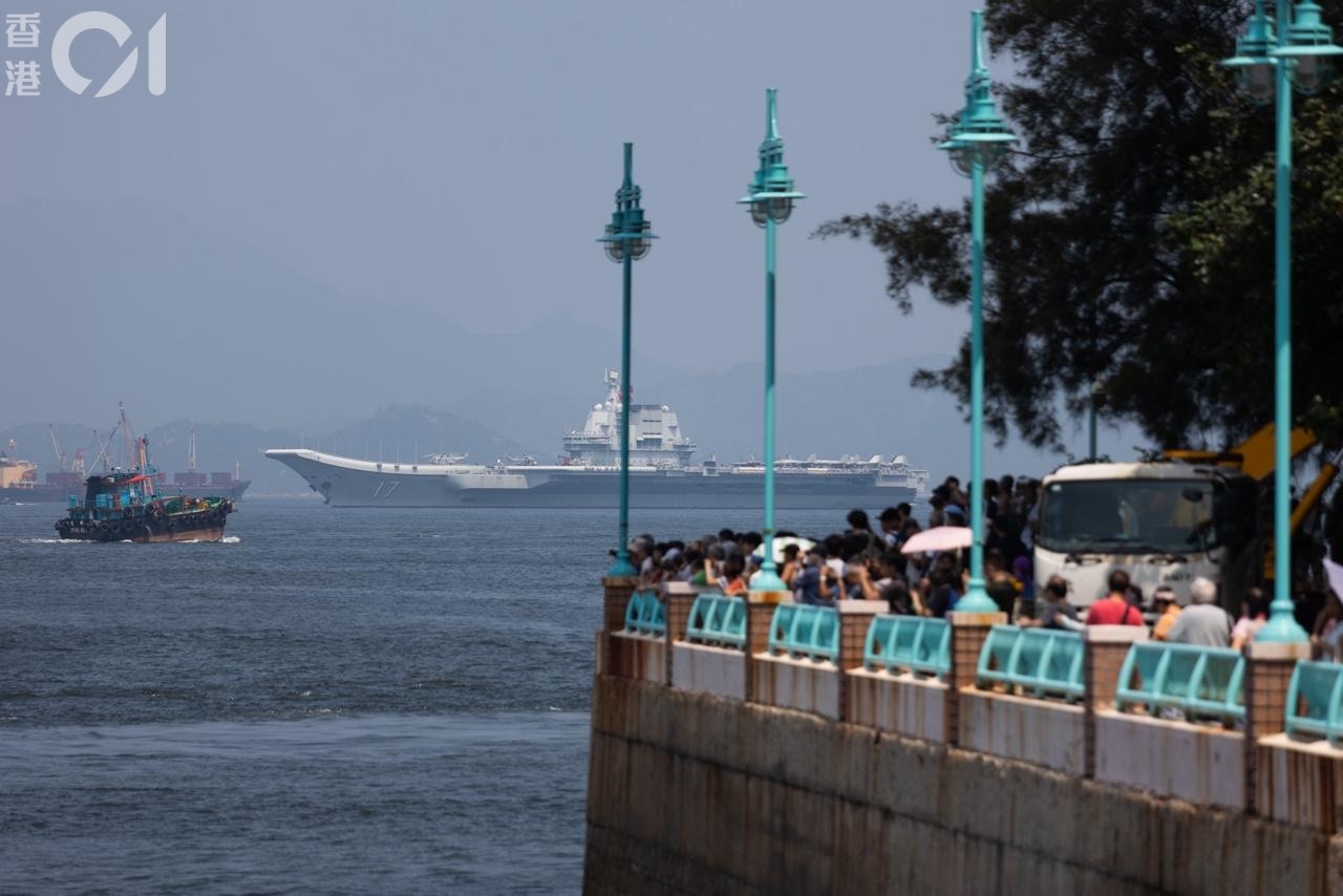 山東艦航母編隊今日（7日）結束一連五日訪港行程，今早10時，有逾百人在海怡半島送別。（梁鵬威攝）