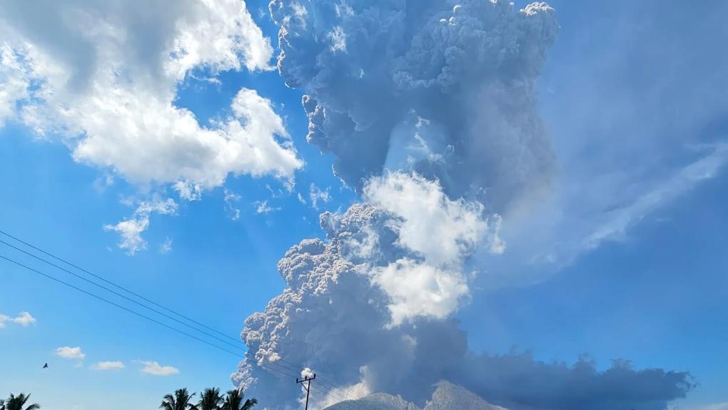 印尼東部火山再噴發灰柱達18公里高 15年來最大噴發之一|有片 印尼東部火山再噴發灰柱達18公里高 15年來最大噴發之一|有片