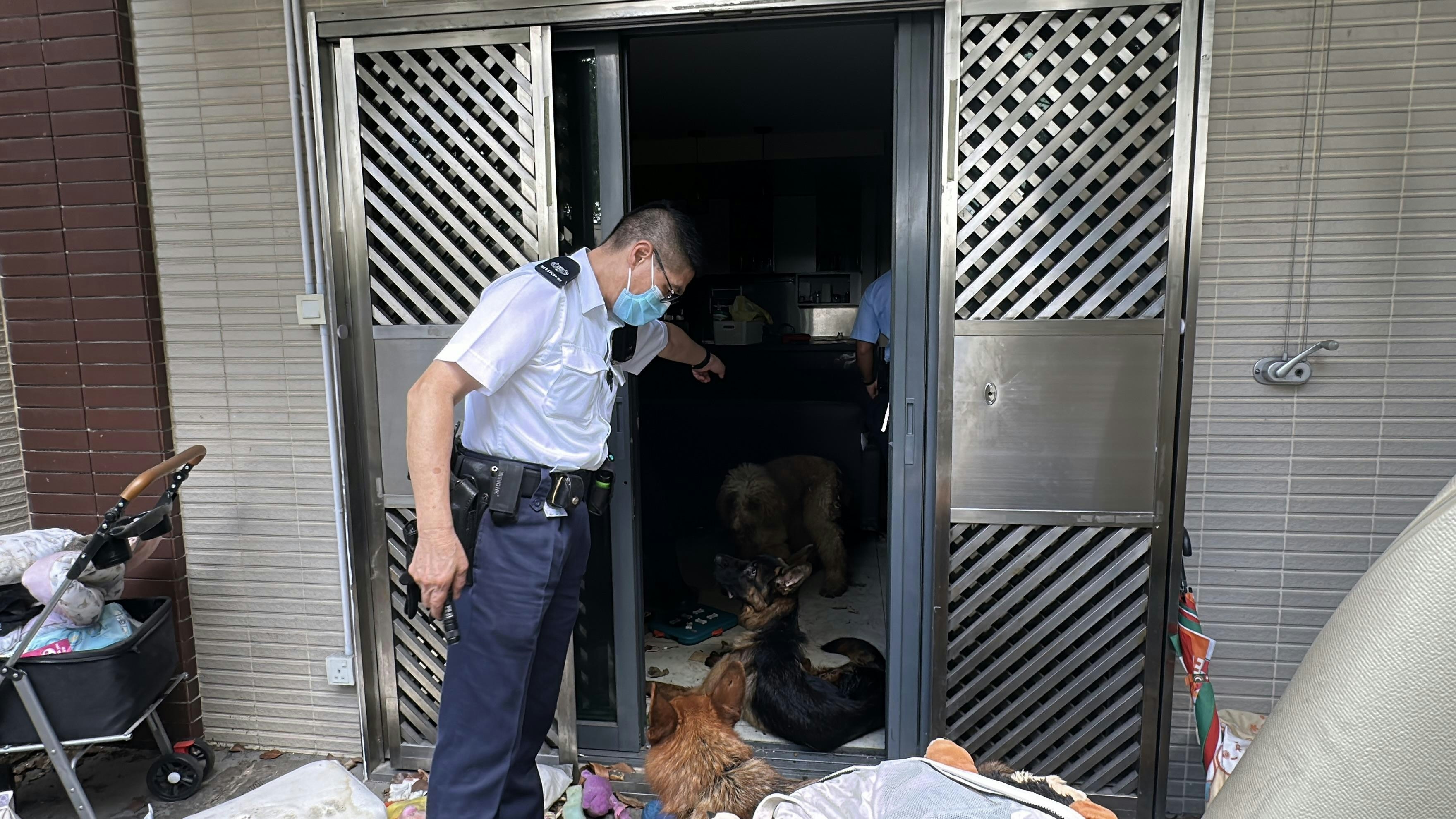 警員在單位內調查。（黃煦緻攝）