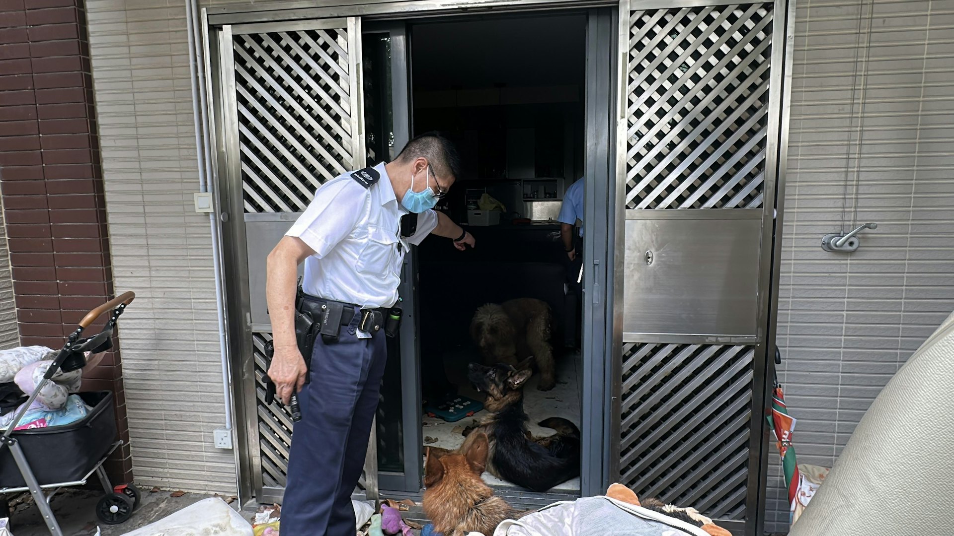 警員在單位內調查。(黃煦緻攝) 警員在單位內調查。(黃煦緻攝)