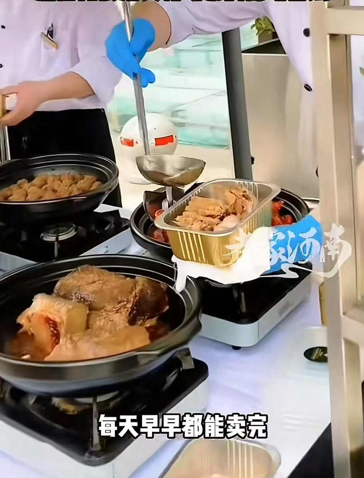鄭州酒店擺地攤。（影片截圖）
