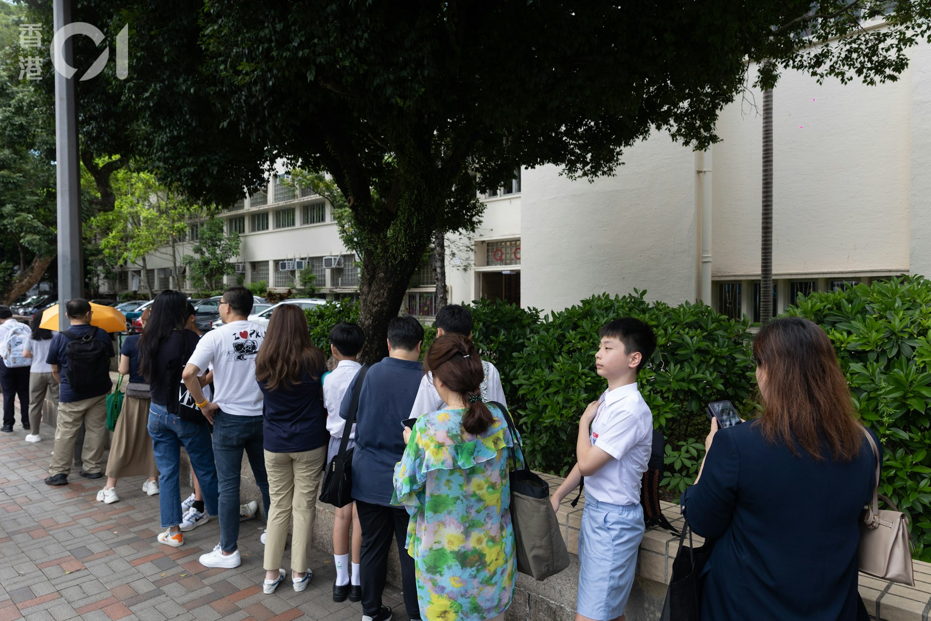 未到上午9時,已經有約多名學生連同家長排隊在皇仁書院門外等待「叩門」。(廖雁雄攝) 未到上午9時,已經有約多名學生連同家長排隊在皇仁書院門外等待「叩門」。(廖雁雄攝)