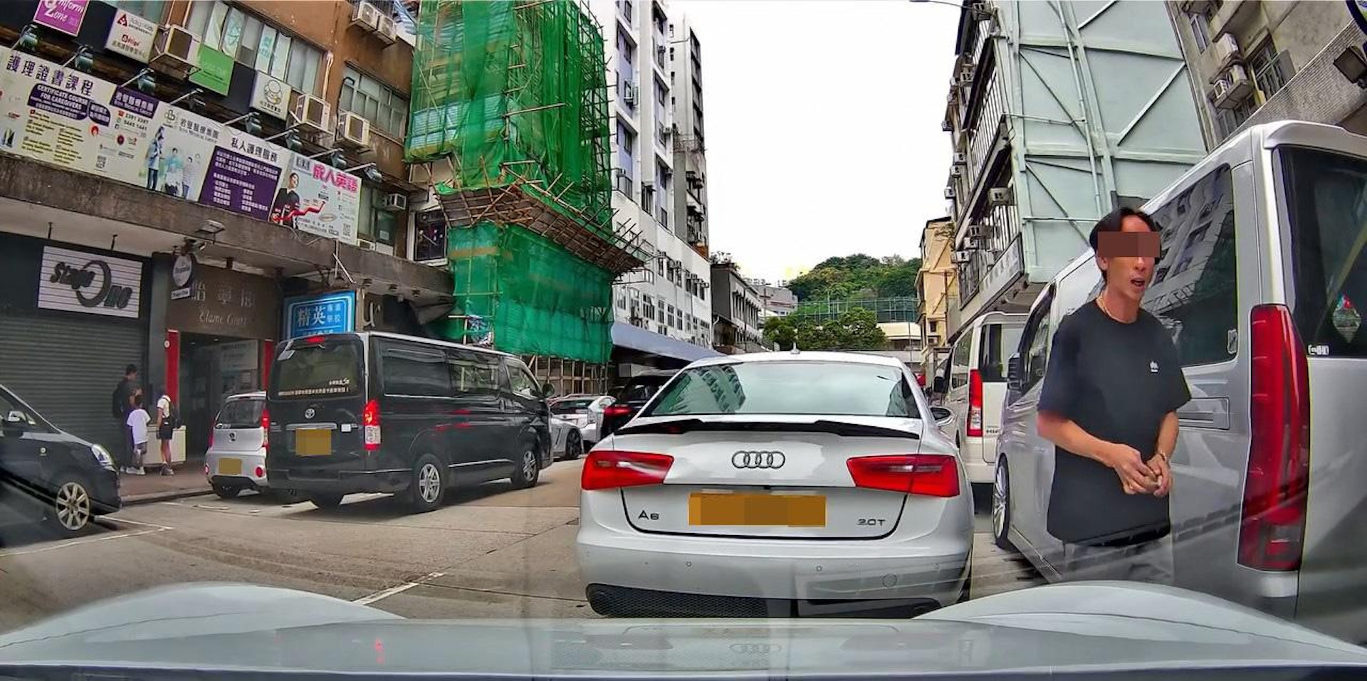 荃灣享和街車房被戲稱作「排骨仔」的瘦男,被翻出多段「黑歷史」影片。(影片截圖)