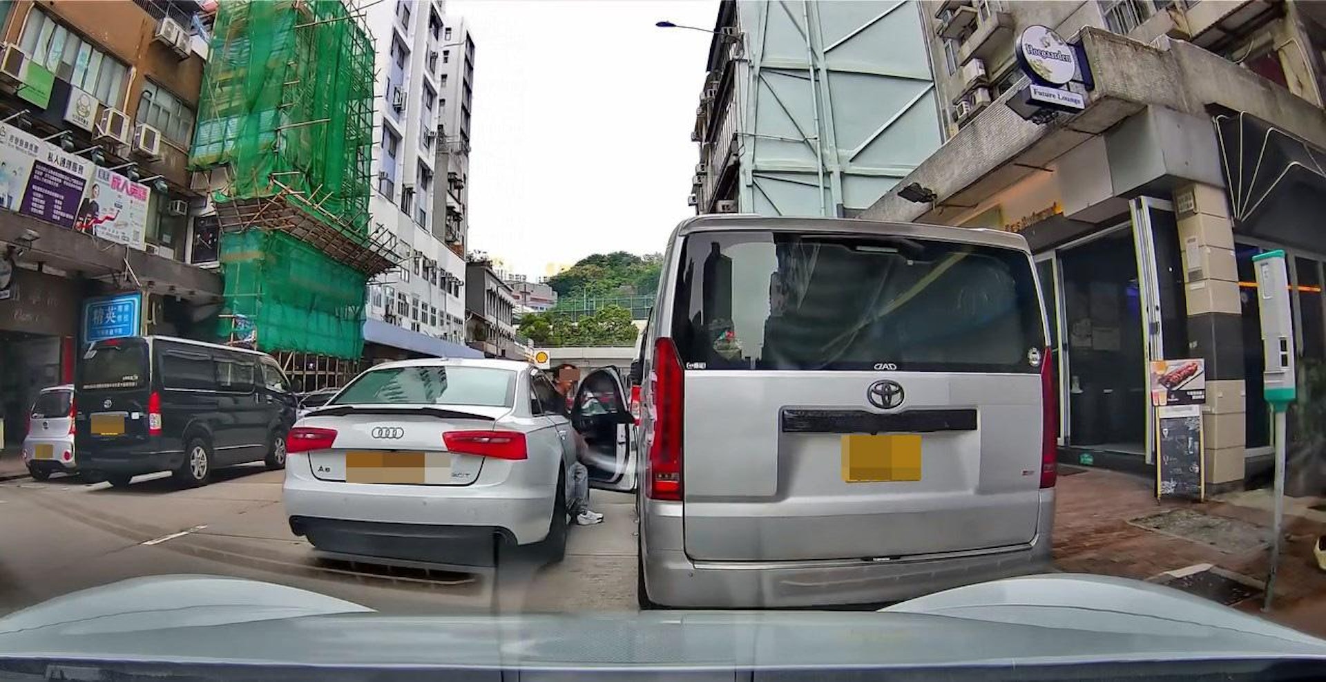 最後保時捷司機開始泊車,瘦男返回車輛駕車離開。(影片截圖)