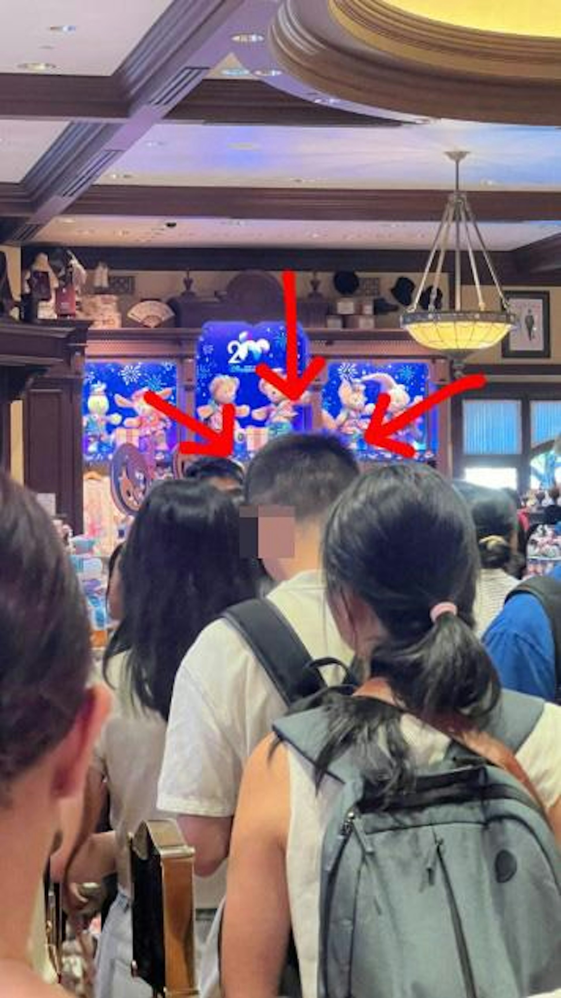 有港女於香港迪士尼某商店,目睹有內地男子用貨架上指甲鉗剪指甲,公審對方行為自私。(threads圖片) 有港女於香港迪士尼某商店,目睹有內地男子用貨架上指甲鉗剪指甲,公審對方行為自私。(threads圖片)