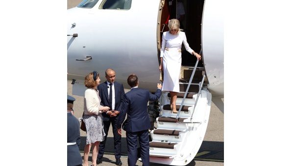 馬克龍伸手扶妻子落機遭無視 懸空7秒後尷尬收回|有片