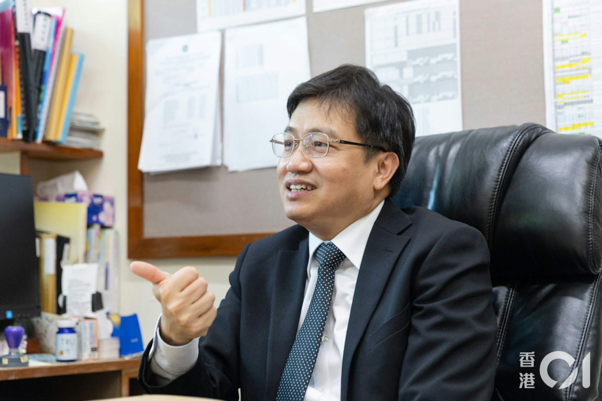 林廣輝校長完成大學學位及教育文憑後,就立即到香港道教聯合會圓玄學院第二中學任職,並於37年後退休,自言是「一校而終」。(黃寶瑩攝) 林廣輝校長完成大學學位及教育文憑後,就立即到香港道教聯合會圓玄學院第二中學任職,並於37年後退休,自言是「一校而終」。(黃寶瑩攝)